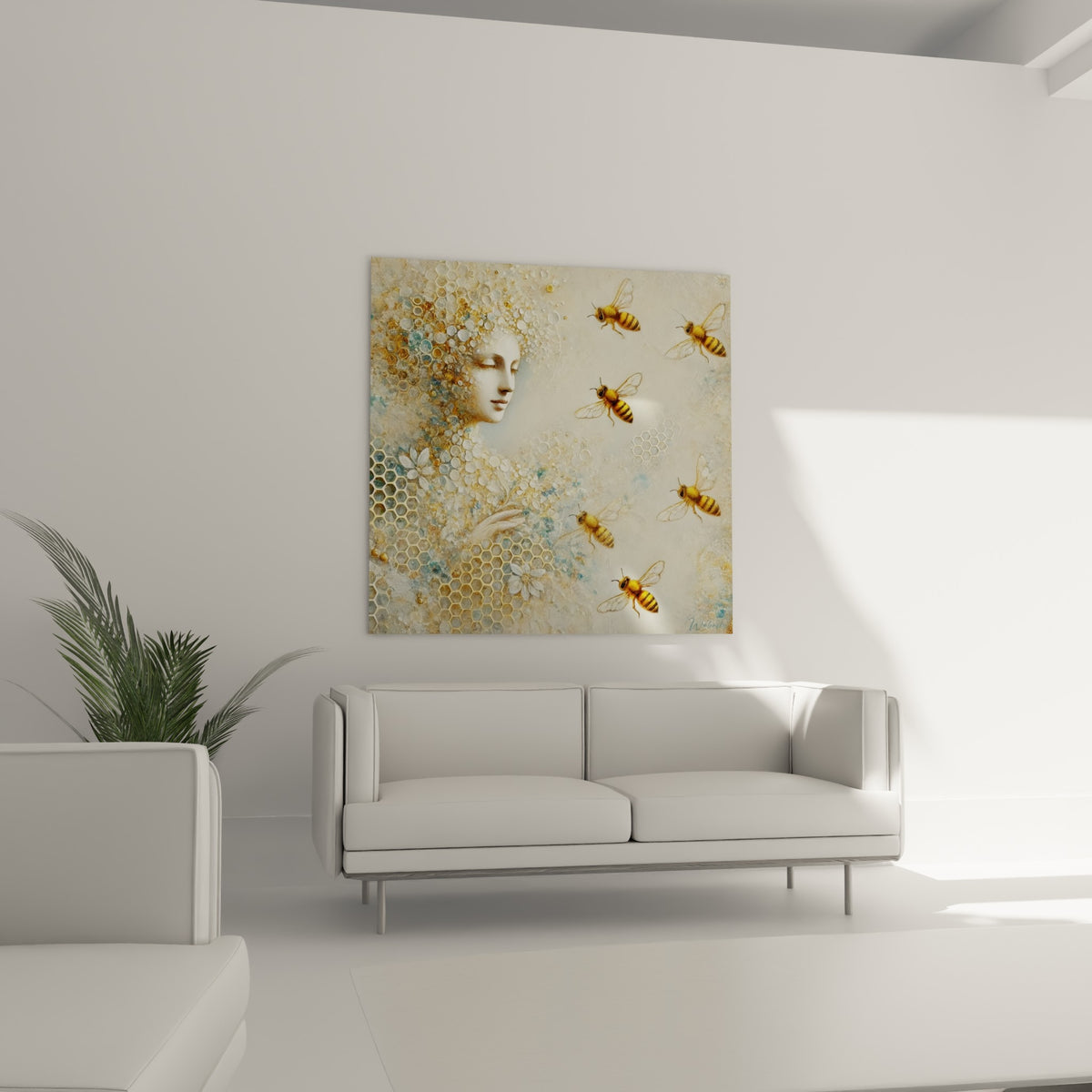 Chevelure alvéolée ivoire et or entourée d'abeilles ambrées, accrochée au-dessus d'un canapé dans un salon lumineux