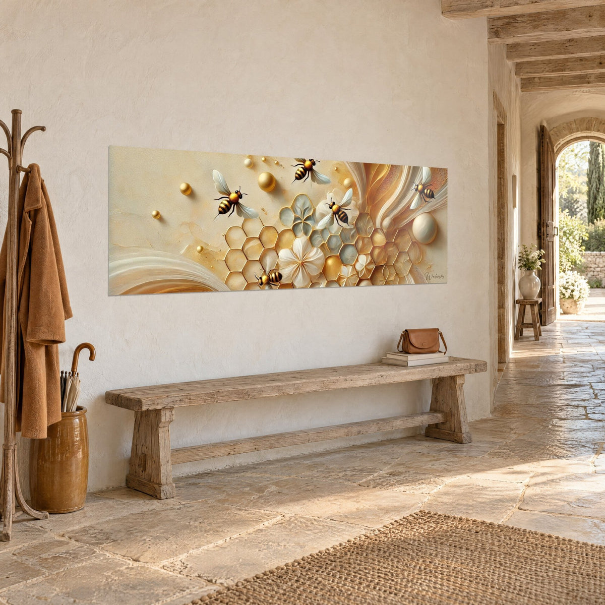 Quadro alveare panoramico con esagoni dorati e fiori avorio, volute di seta arancione, vista a tre quarti su un muro di pietra