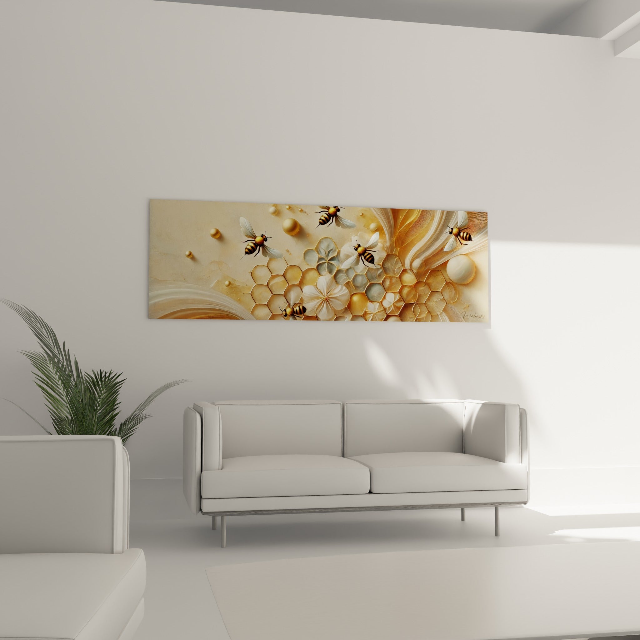 Essaim d'abeilles ocre et alvéoles dorées accroché au-dessus d'un canapé dans un salon lumineux
