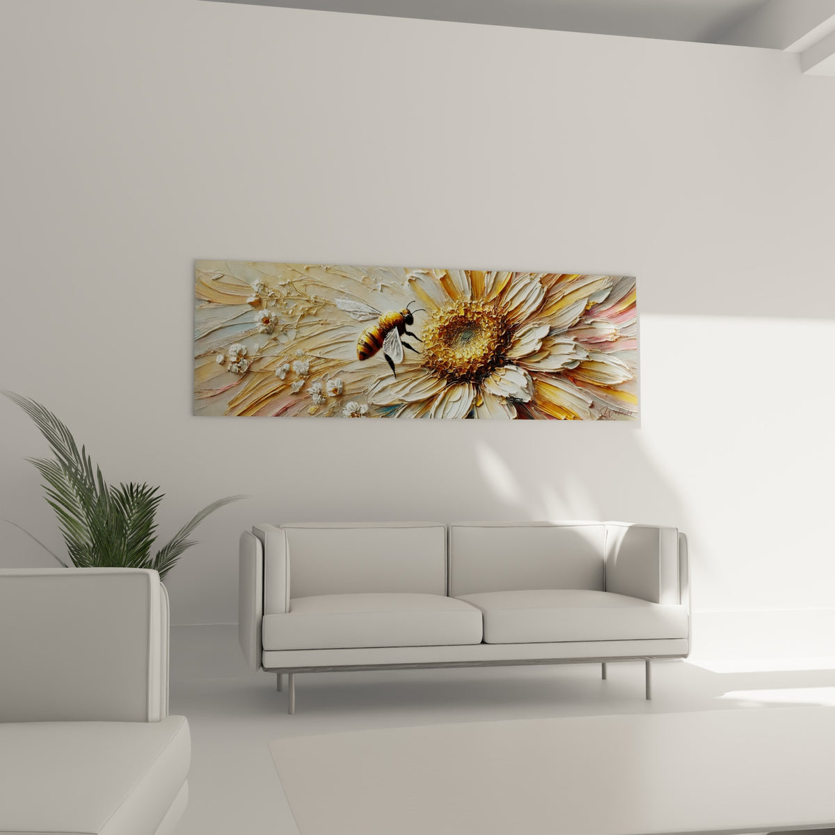 Fleur blanc cassé et insecte doré suspendus au-dessus d'un canapé dans un salon lumineux