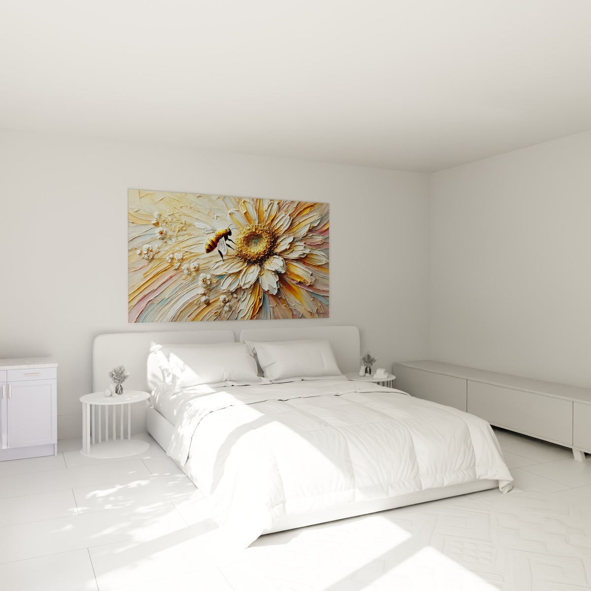 Marguerite ocre et abeille rayée peintes en relief, accrochées au-dessus d'un lit dans une chambre claire