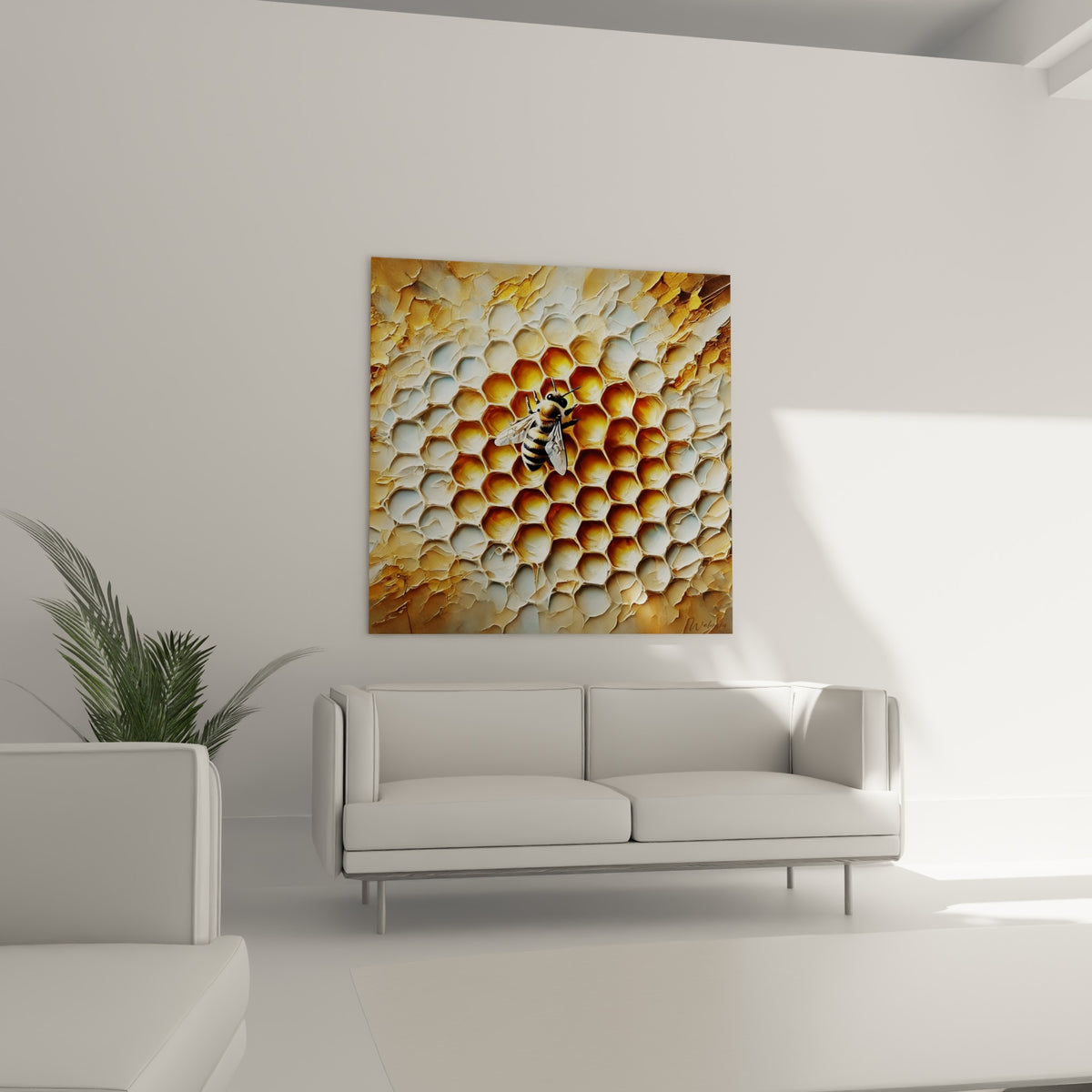 Motif d'alvéoles ambrées et blanches avec abeille réaliste, au-dessus d'un canapé dans un salon lumineux
