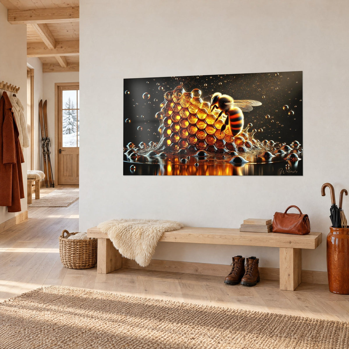 Cuadro panal de miel dorado con celdas translúcidas, gotas suspendidas sobre fondo negro, pared blanca de un chalé, banco de madera