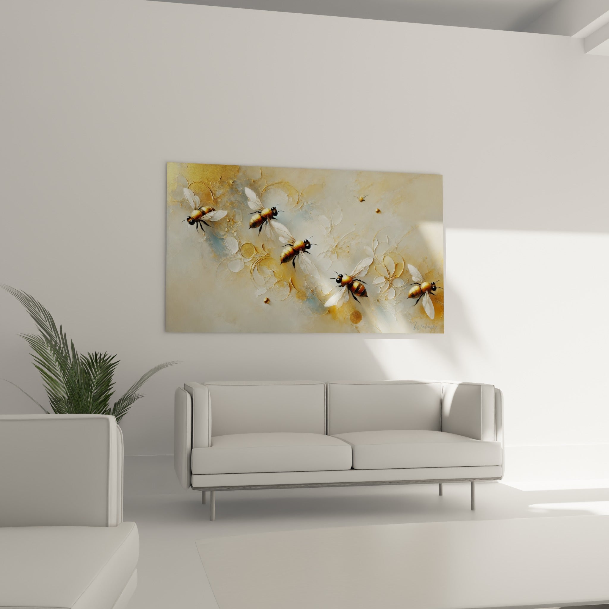 Insectes dorés à ailes blanches déployées au-dessus d'un canapé dans un salon lumineux