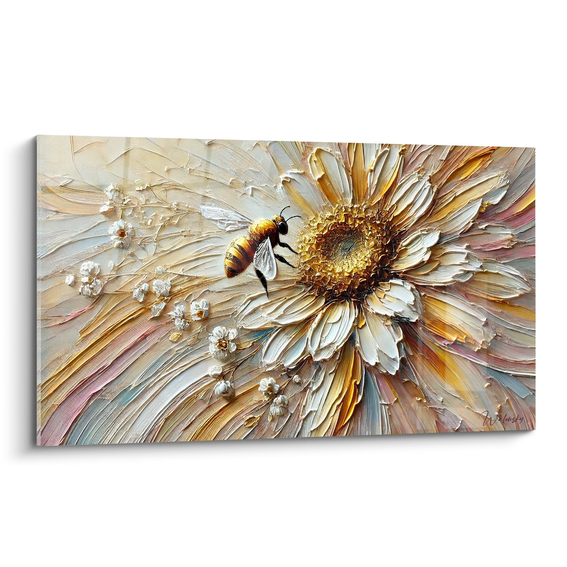 Abeille dorée butinant une marguerite blanche et ocre aux pétales texturés en relief