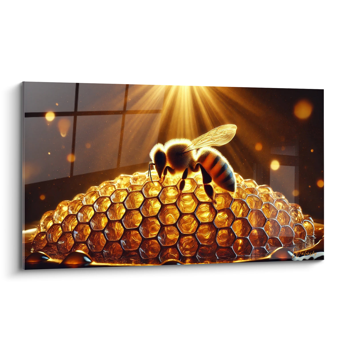 Abeille dorée butine un rayon de miel ambré sous une lumière rayonnante anthracite