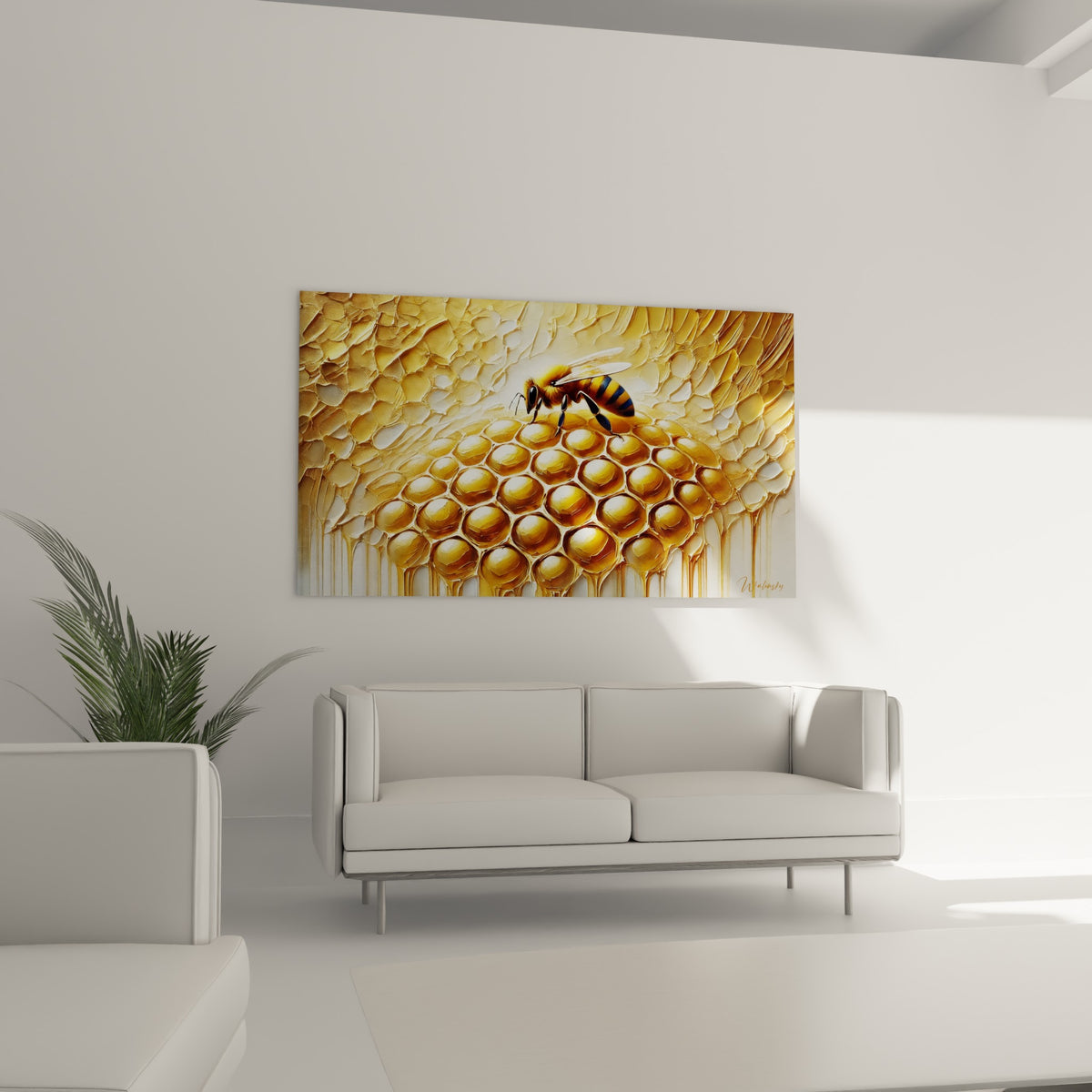Rayon de miel doré et ivoire avec abeille détaillée, tableau au-dessus d'un canapé dans un salon lumineux