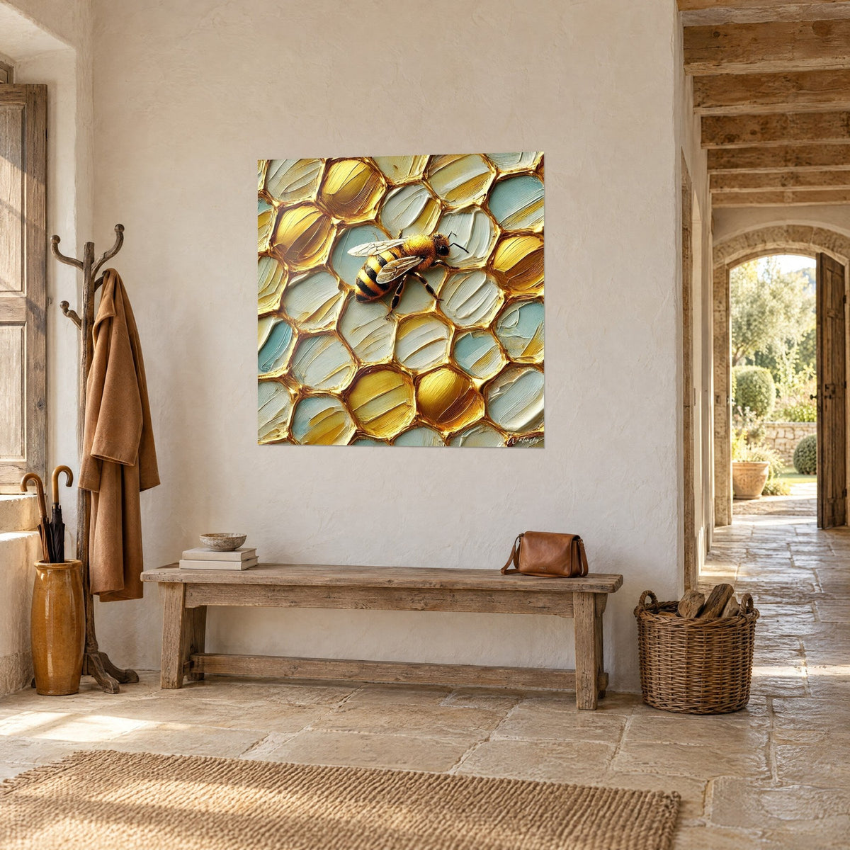 Cuadro en relieve de un panal, hexágonos amarillo miel y azul glaciar bordeados de oro, en la pared de un pasillo de piedra