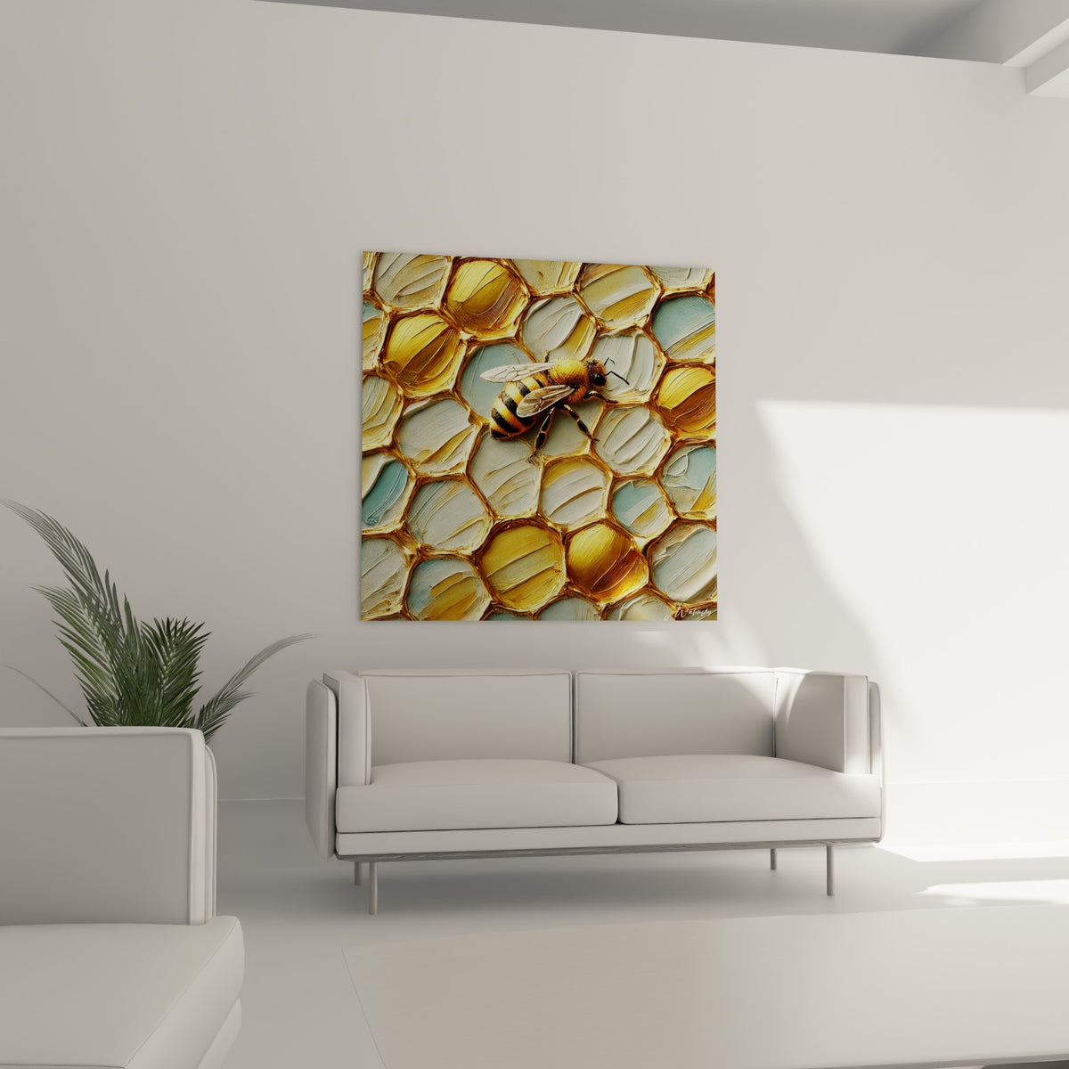 Alvéoles hexagonales ocre et bleu glacé abritant une abeille dorée, au-dessus d'un canapé dans un salon lumineux