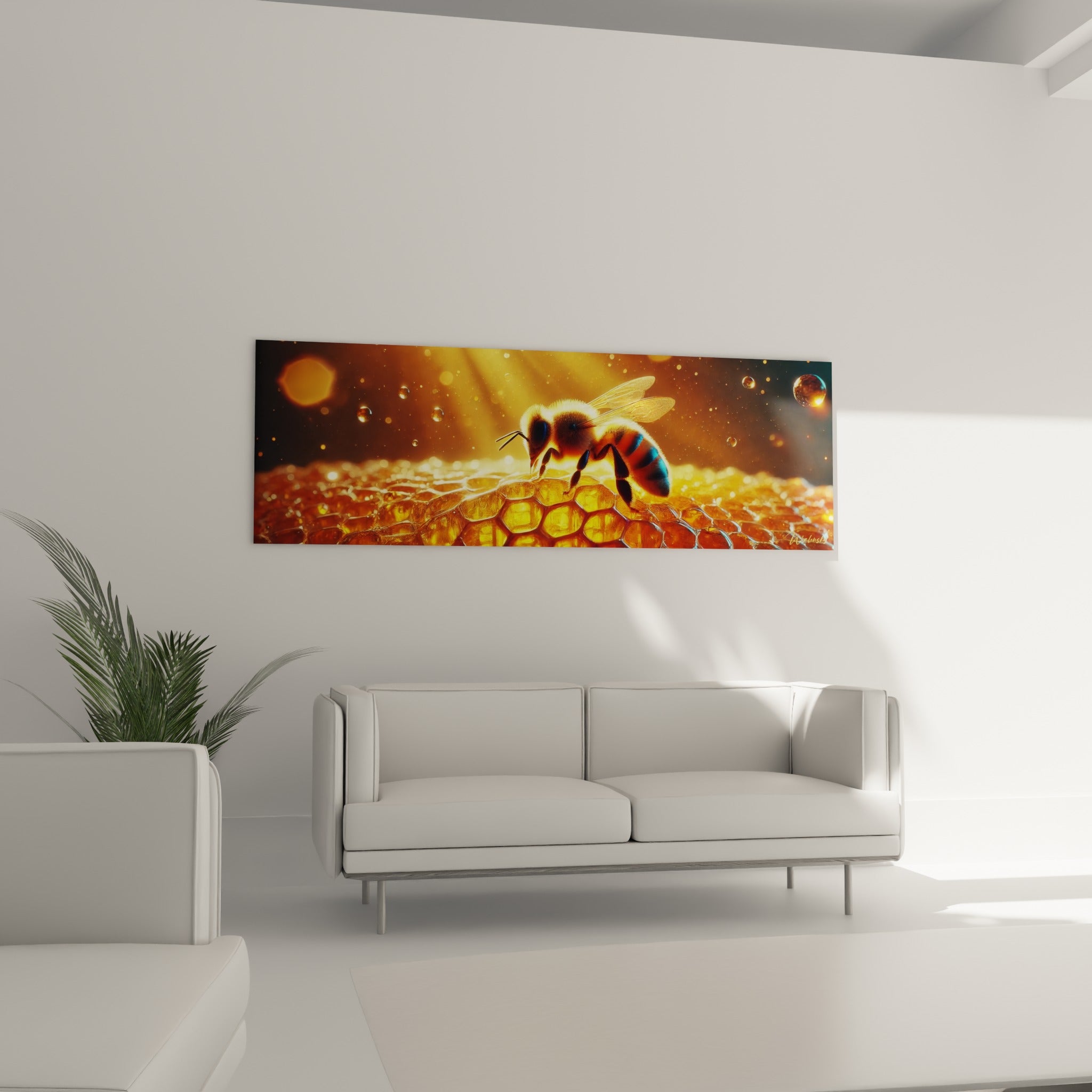 Abeille lumineuse aux teintes ocre et bleu marine sur miel scintillant, au-dessus d'un canapé dans un salon lumineux.