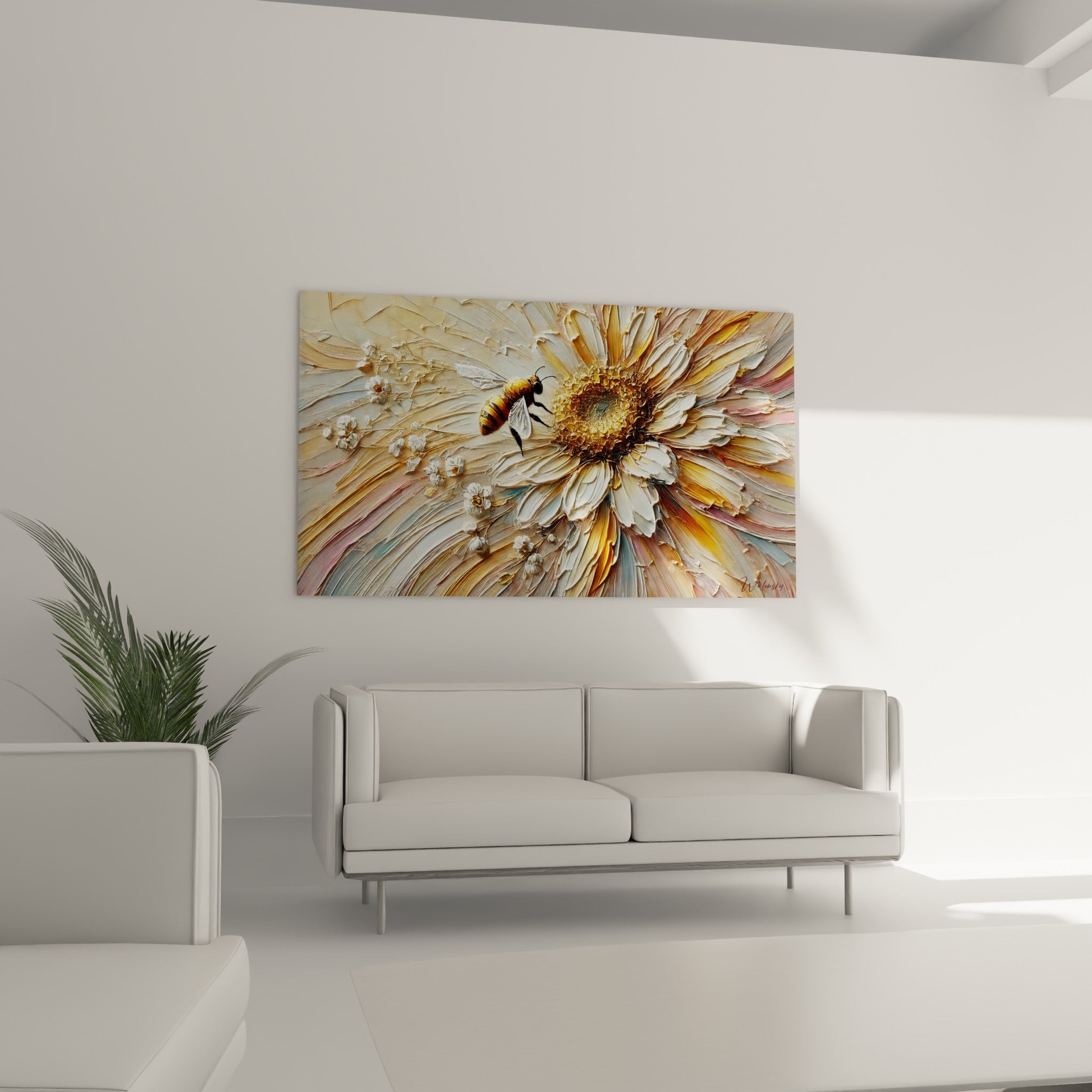 Fleur blanche et dorée avec abeille détaillée, suspendue au-dessus d'un canapé dans un salon lumineux