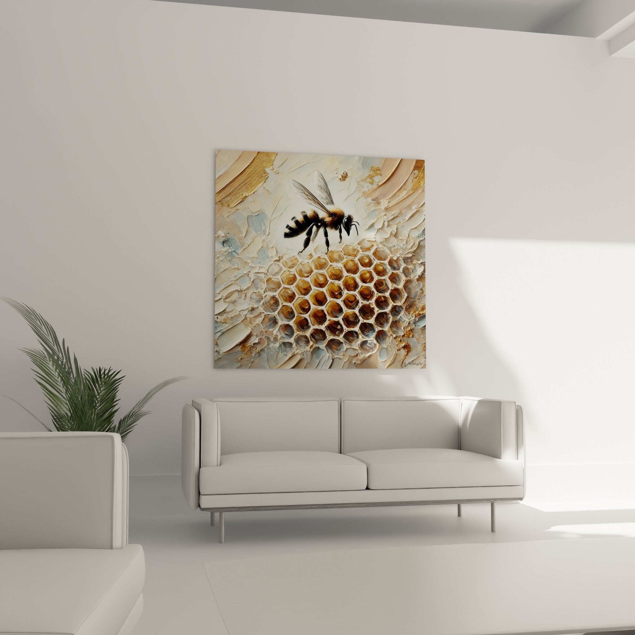 Rayon de miel hexagonal beige et doré surmonté d'une abeille, au-dessus d'un canapé dans un salon lumineux
