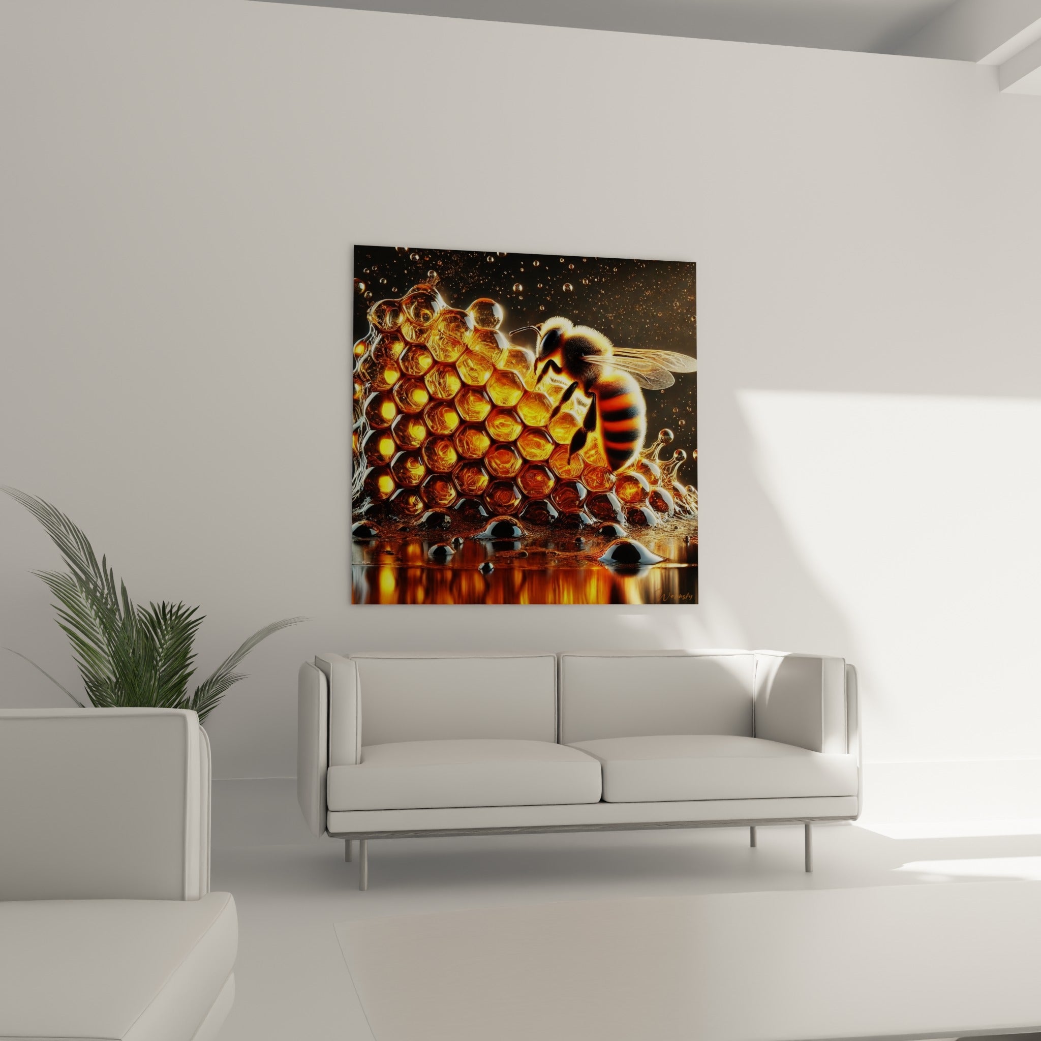 Rayon de miel doré et abeille rayée noire orange, suspendus au-dessus d'un canapé dans un salon lumineux