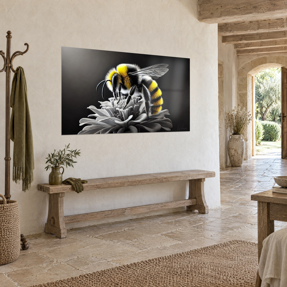 Πίνακας χνουδωτή μέλισσα σε ασημένιο άνθος, έντονες κίτρινες και μαύρες ρίγες, τρίτο προφίλ, ρουστίκ ξύλινο παγκάκι