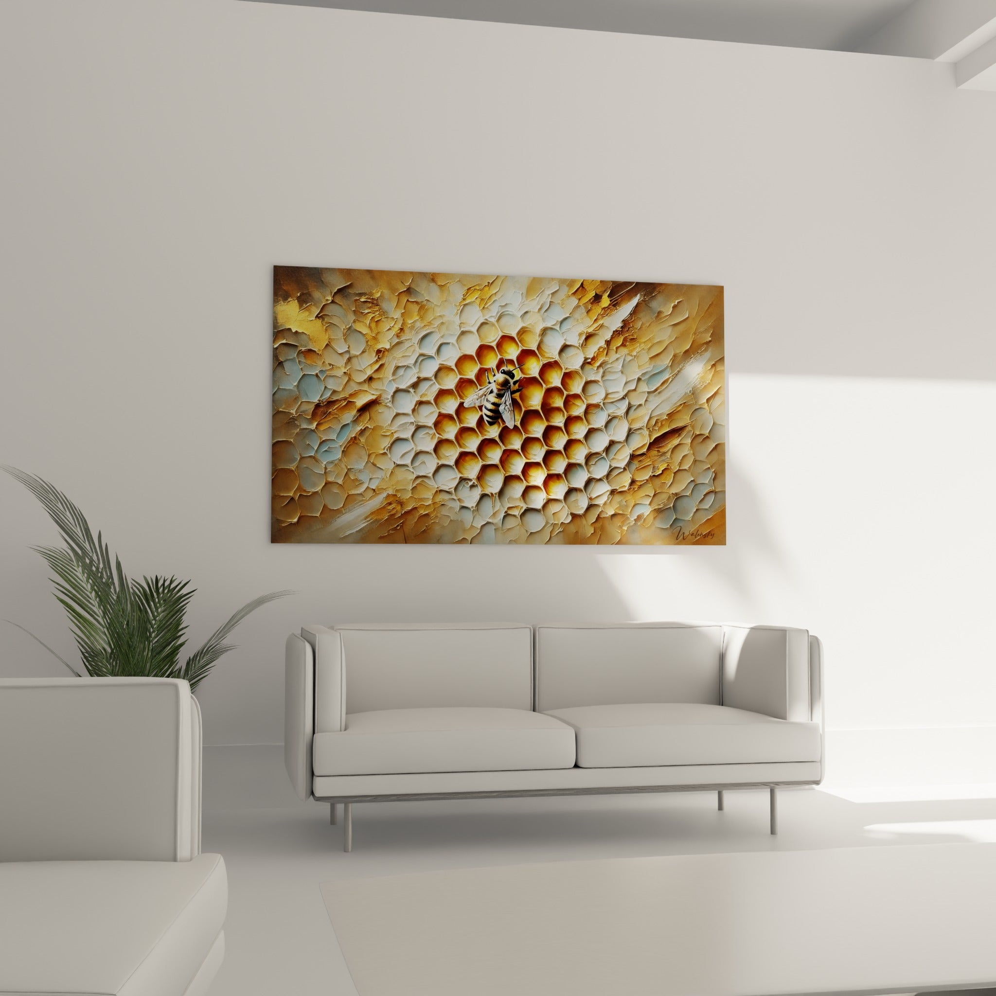 Alvéoles hexagonales dorées et blanches avec abeille détaillée, tableau au-dessus d'un canapé dans un salon lumineux