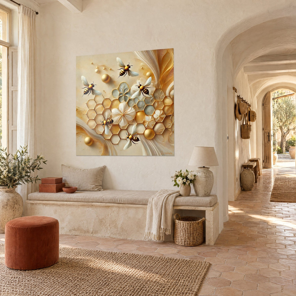 Cuadro colmena de panal dorado, flor marfil gigante y celdas verde grisáceo, volutas de seda beige, vista de tres cuartos en una masía provenzal