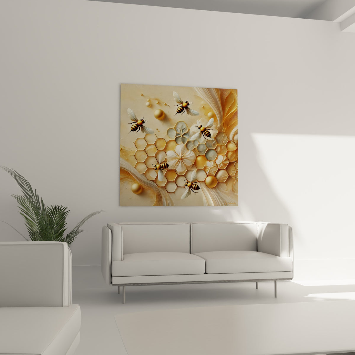 Fleurs ivoire et abeilles ailées ornent la toile accrochée au-dessus d'un canapé dans un salon lumineux