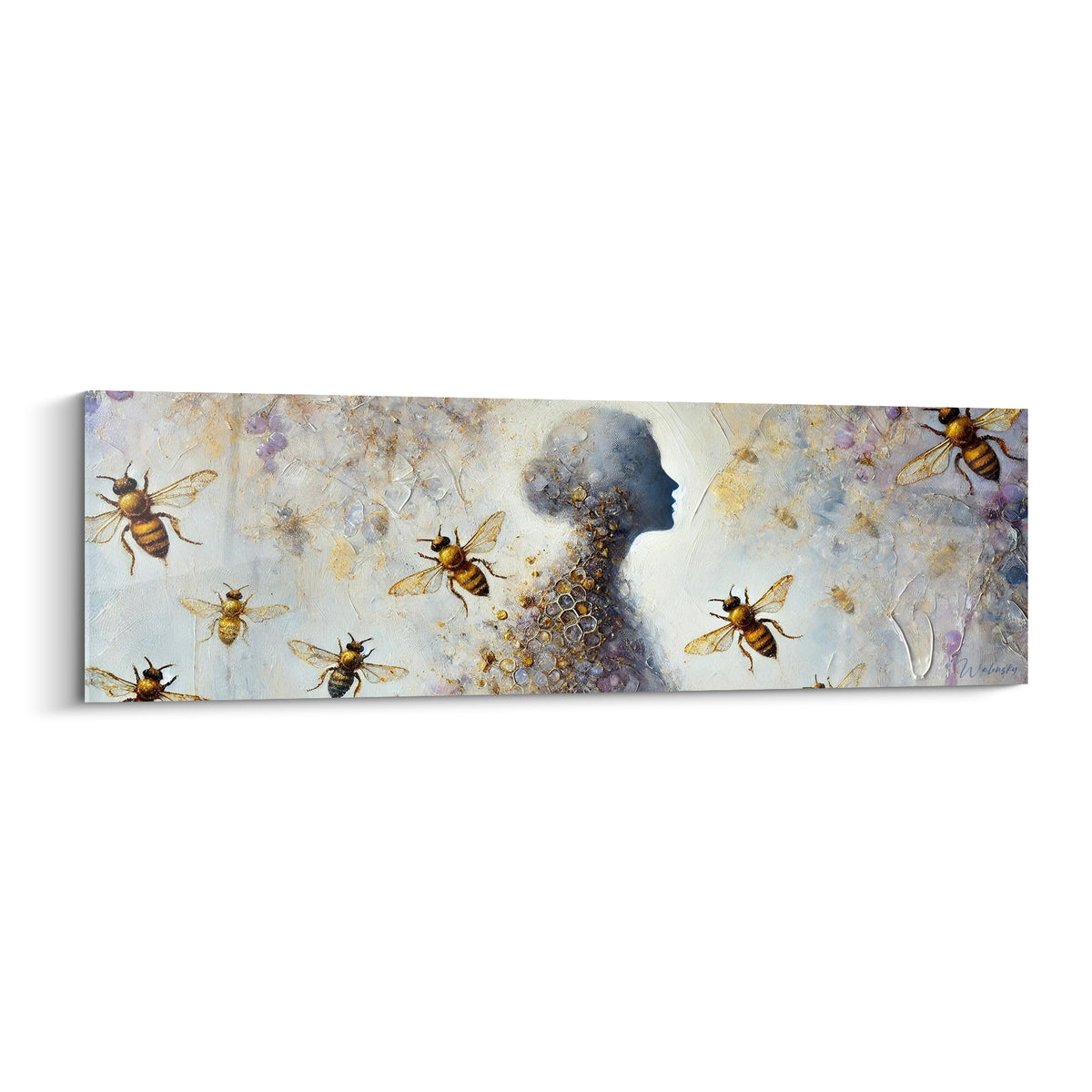 Silhouette bleu ardoise entourée d'abeilles dorées sur fond ivoire craquelé et violet pâle
