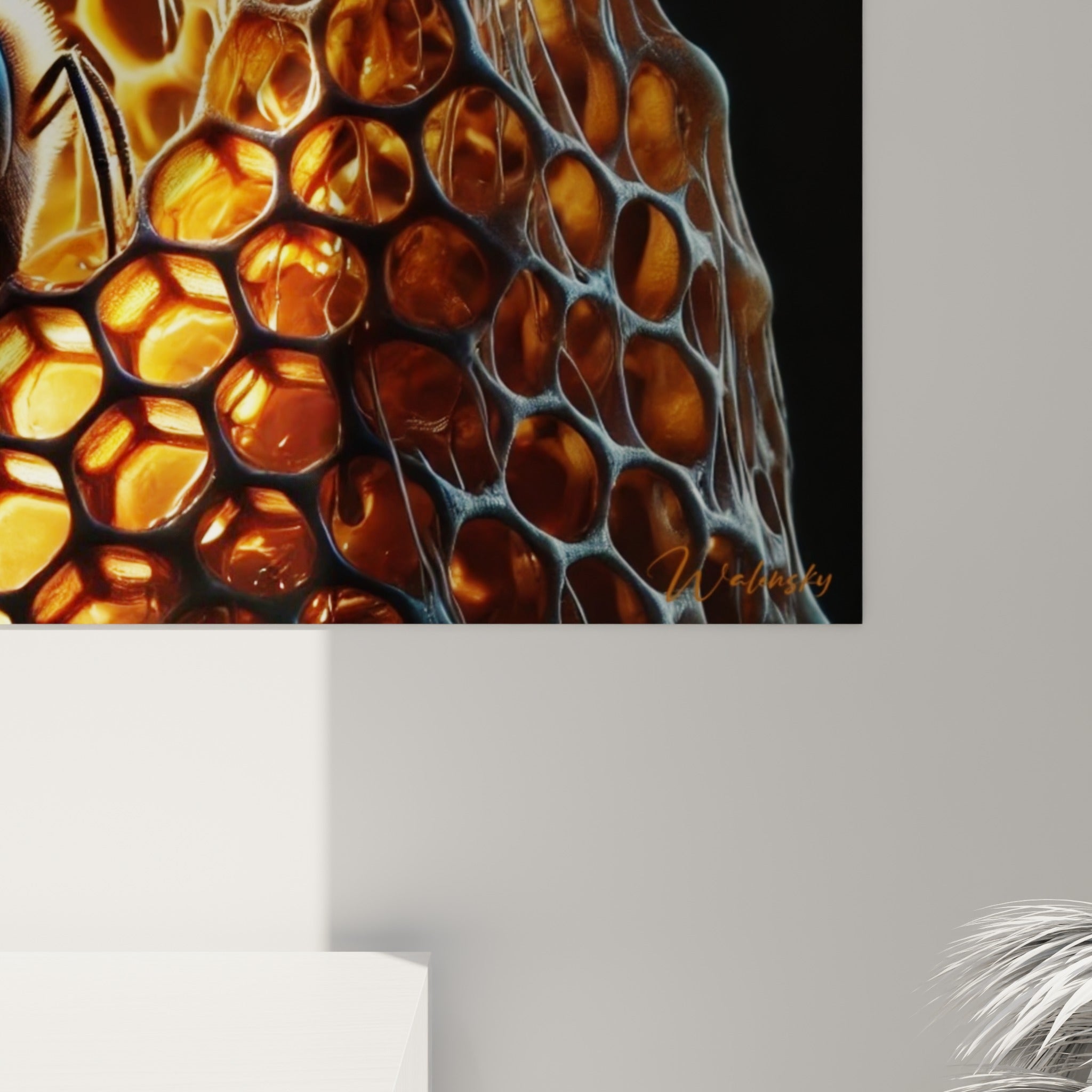 Alvéoles hexagonales dorées et ambrées révélant le grain de l'impression et les reflets translucides de la cire