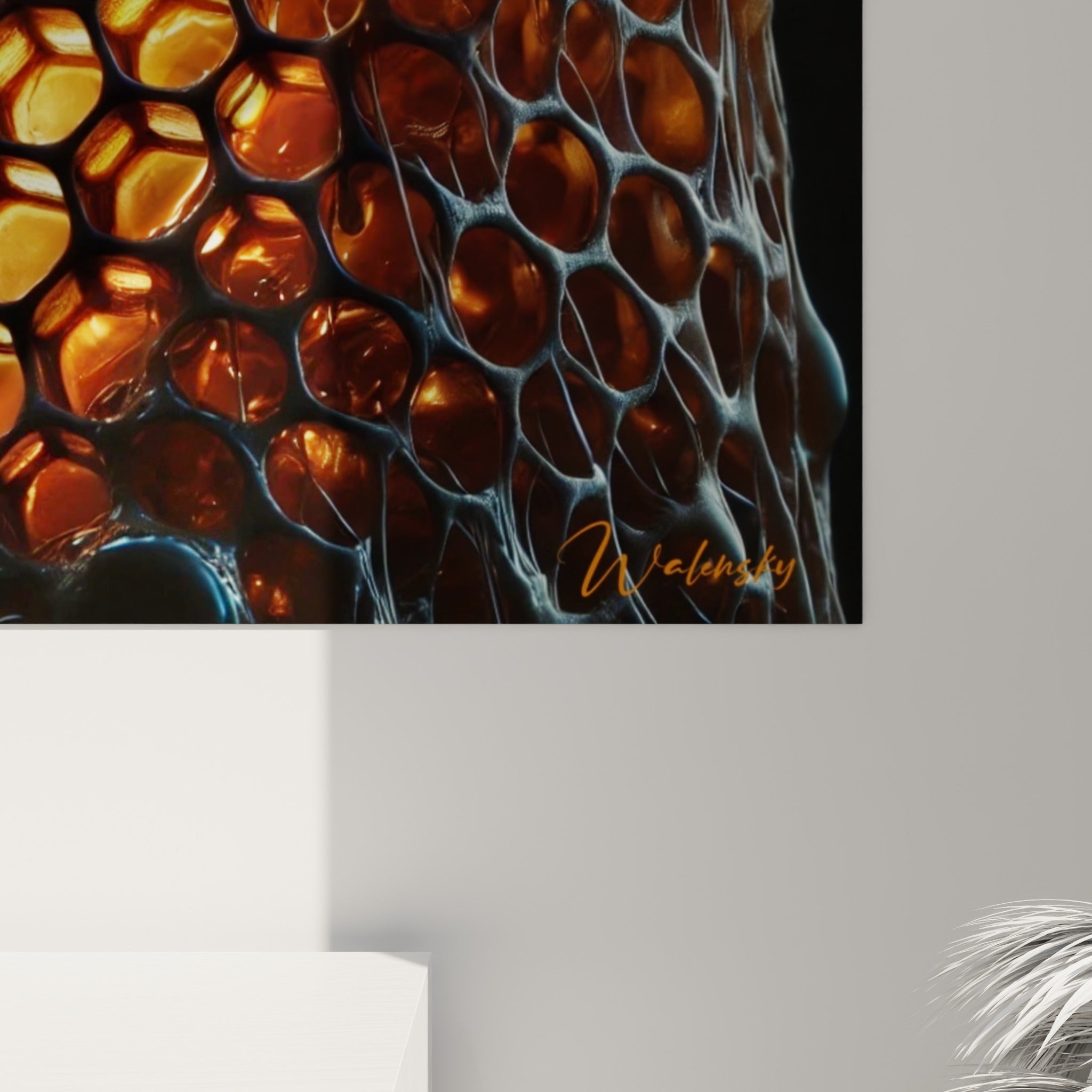 Texture cireuse dorée et reflets ambrés de l'alvéole capturent la lumière sur cette impression détaillée