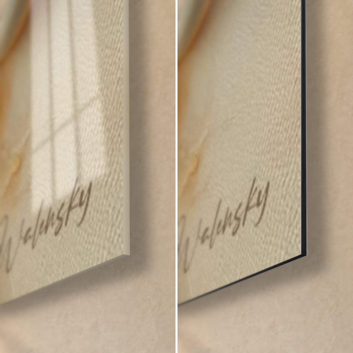 Quadro api e favo dorato, angolo in basso a destra: vetro acrilico lucido con riflessi a sinistra, alluminio Dibond opaco color crema a destra, bordo nero
