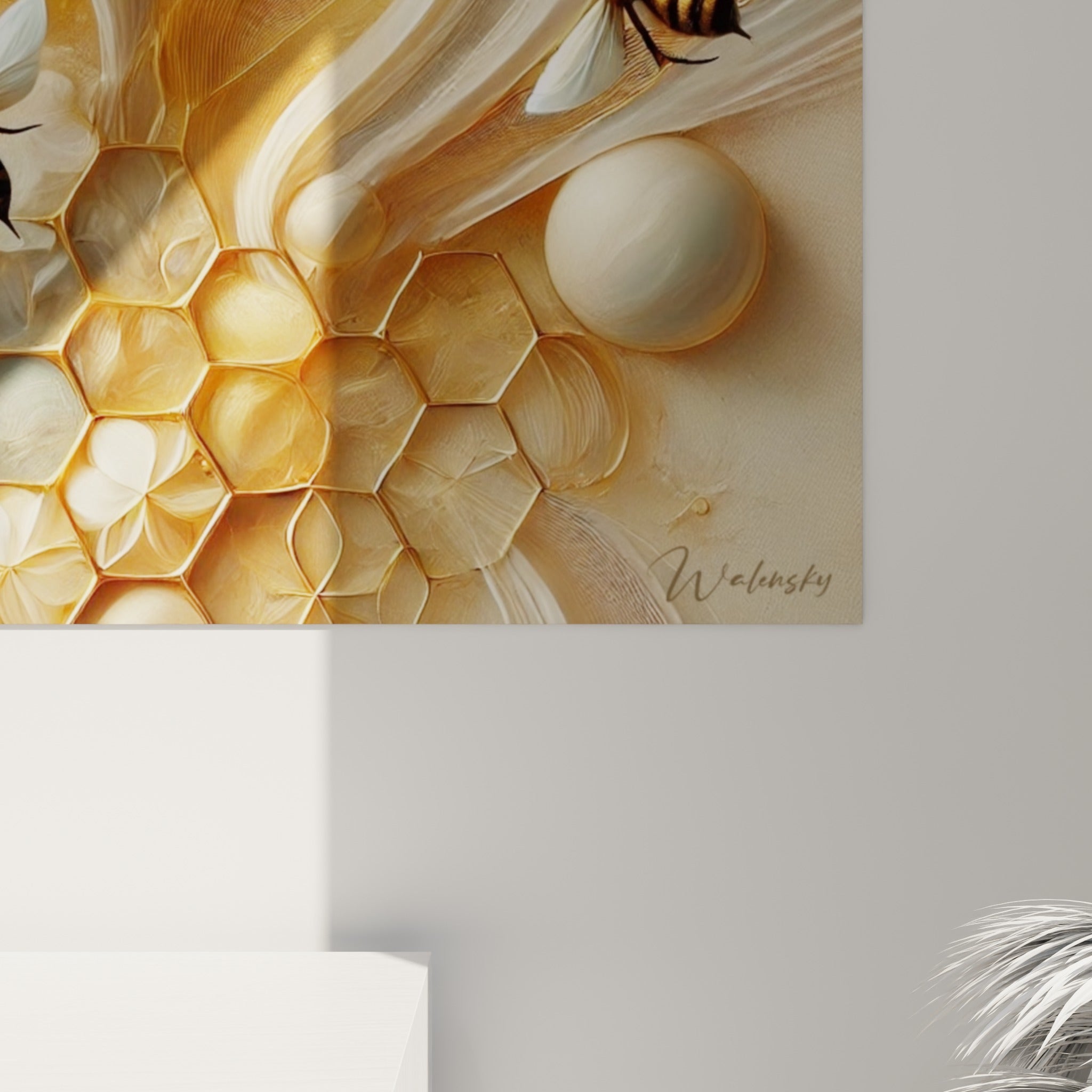 Empâtements dorés et reflets nacrés se mêlant aux ailes translucides des abeilles peintes