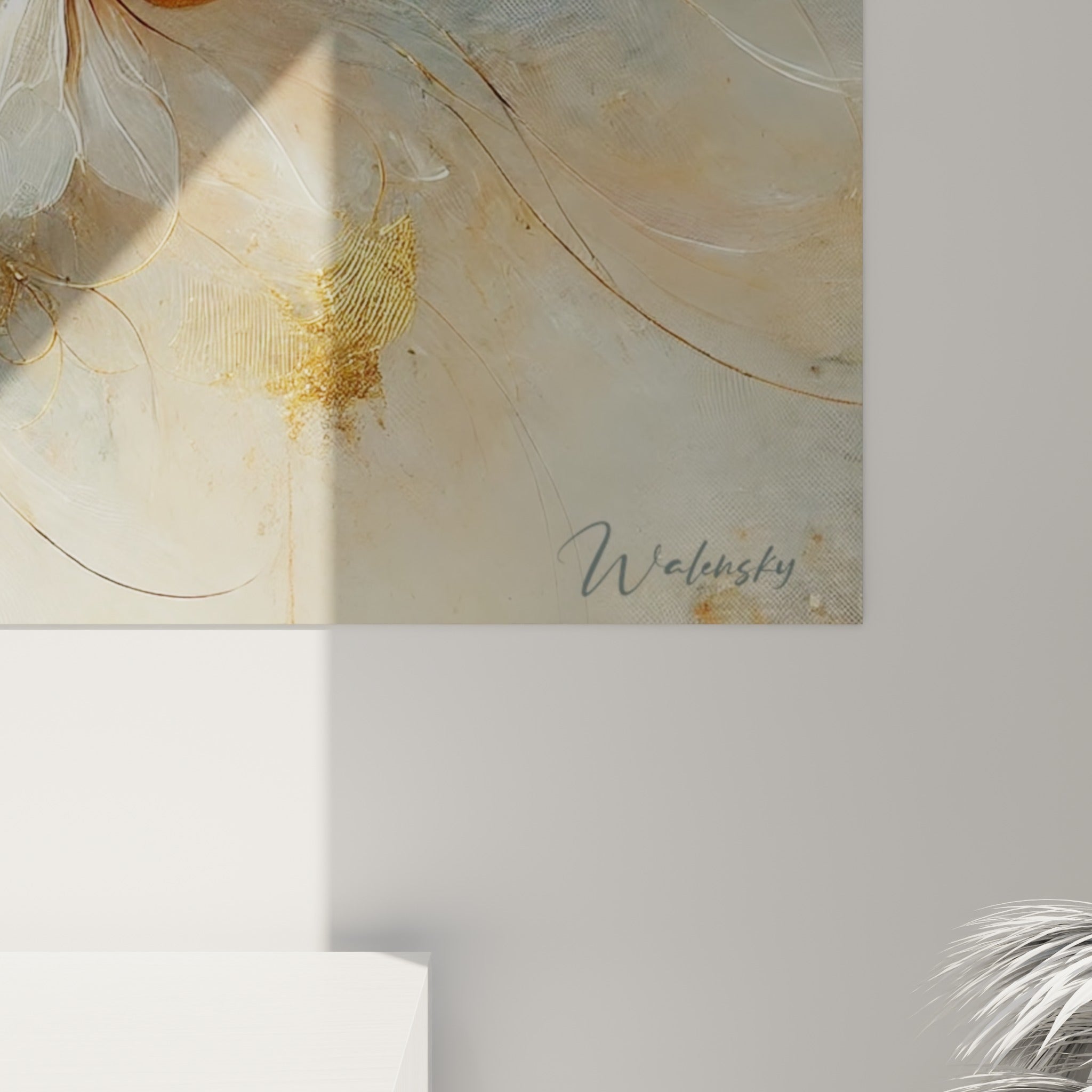 Empâtements dorés et fils fins ivoire se mêlent au grain beige de la toile abeille en gros plan
