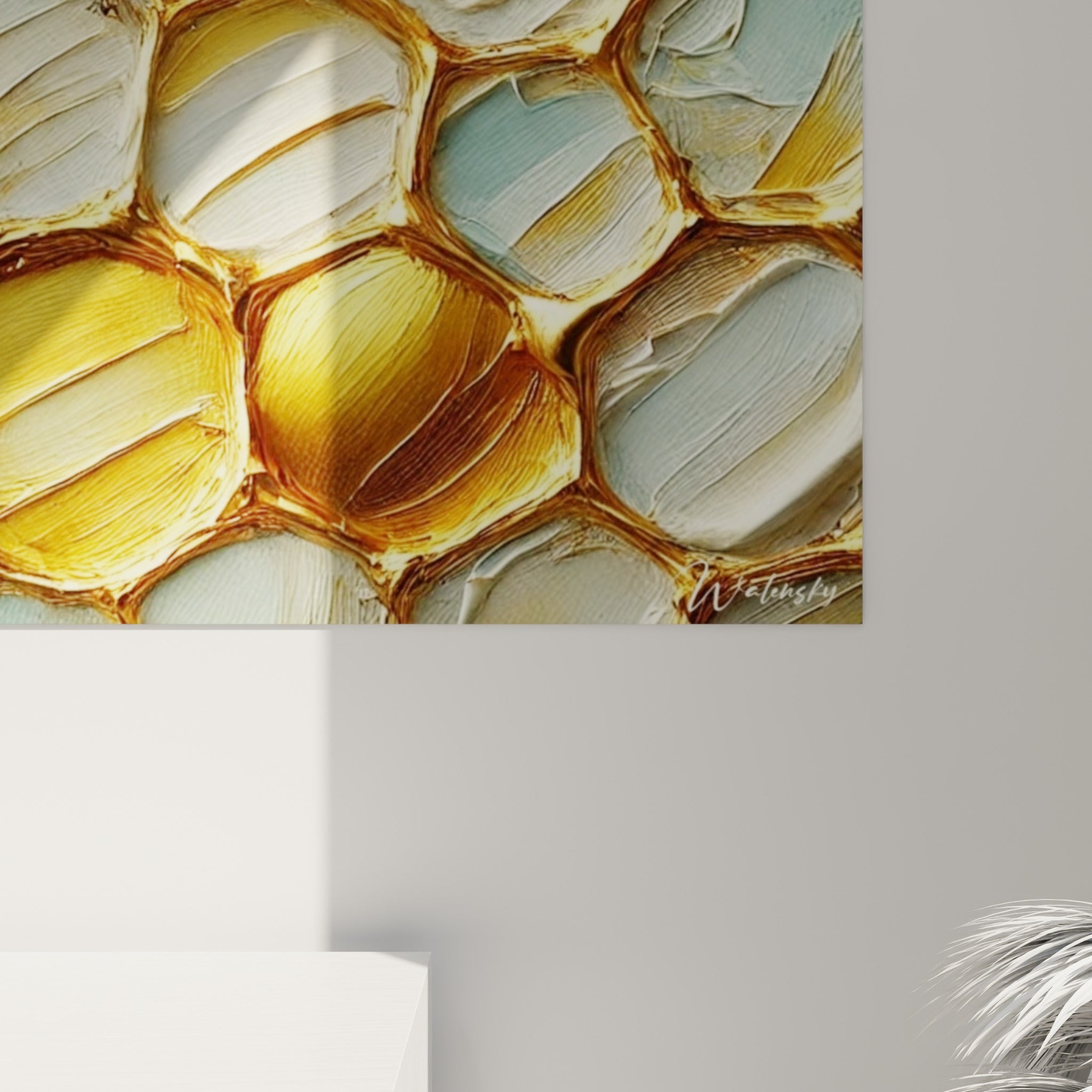 Empâtements dorés et coulures ambrées visibles sur les alvéoles bleu pastel autour de l'abeille peinte