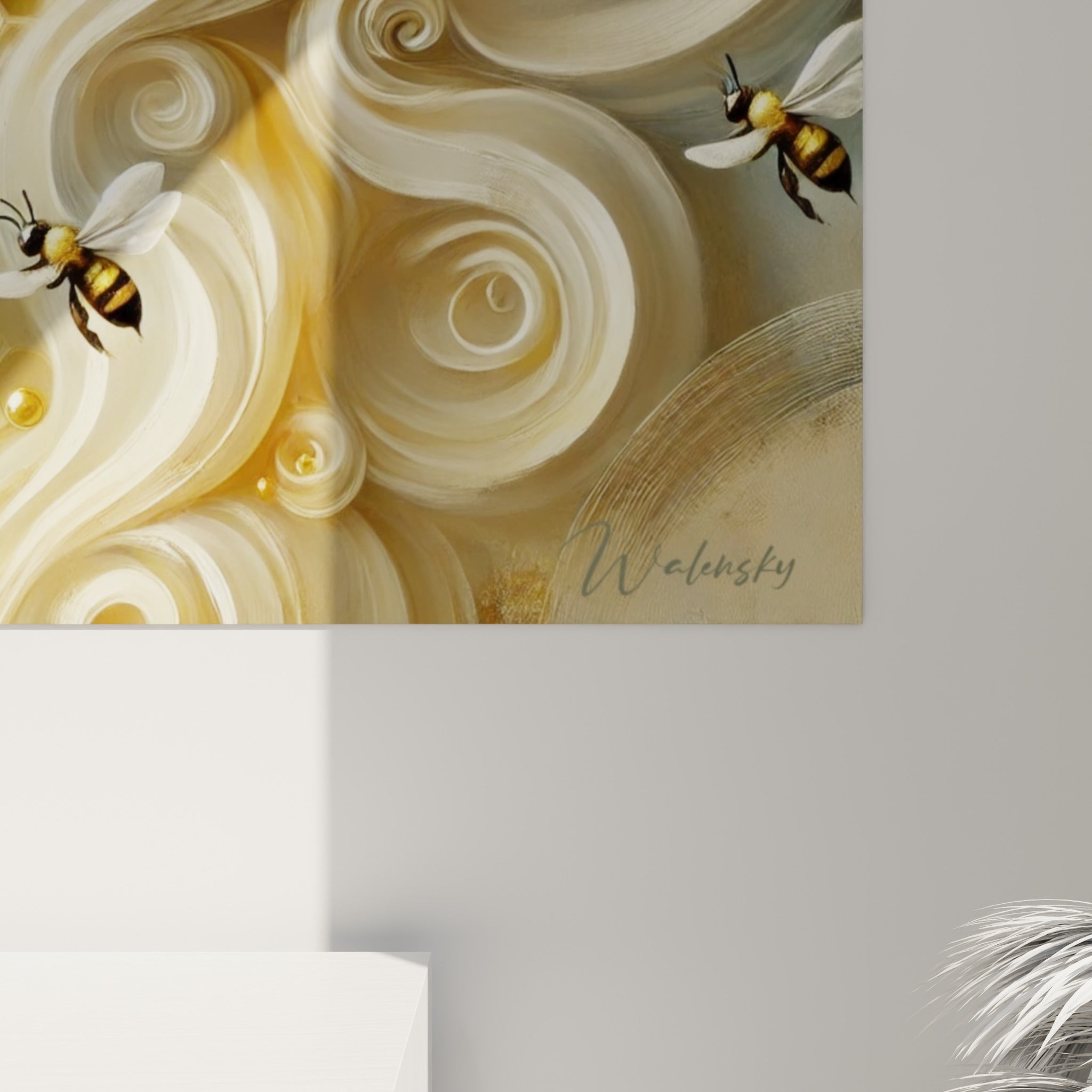 Empâtements dorés et blancs se mêlant en spirales sur la toile accrochée