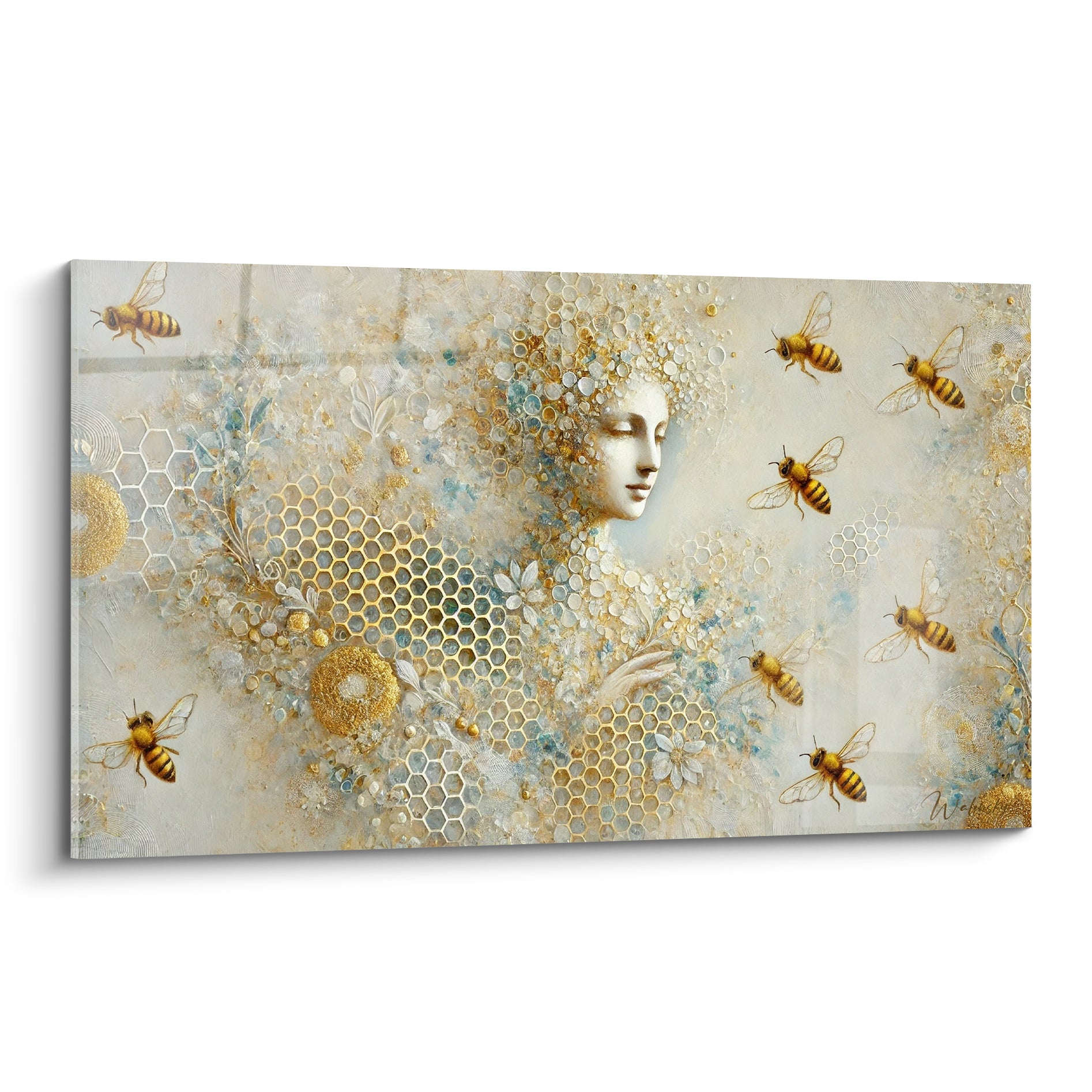 Visage doré entouré d'abeilles et d'alvéoles bleu pastel, texture crème raffinée