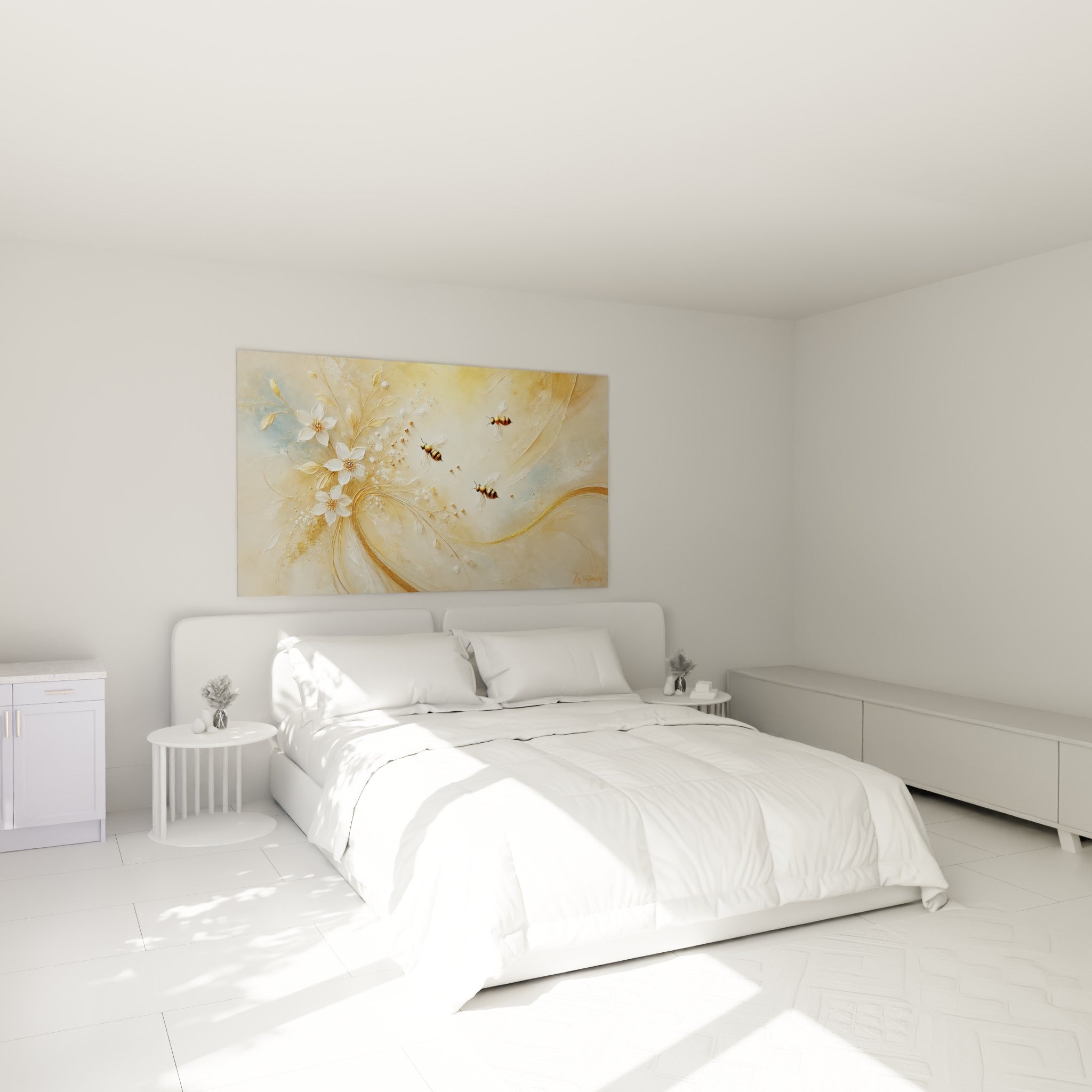 Fleurs blanches et abeilles dorées peintes sur toile ivoire, accrochées au-dessus d'un lit dans une chambre claire