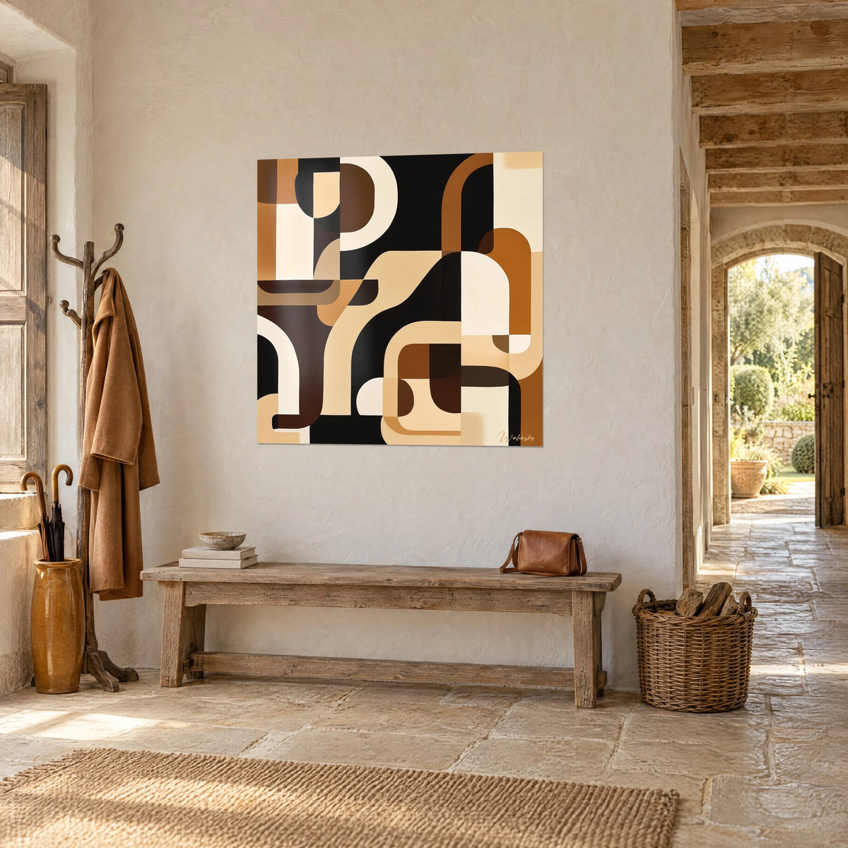 Cuadro formas redondeadas en marrón caramelo, beige arena y negro profundo, pared enlucida, banco de madera, al fondo de una entrada de piedra