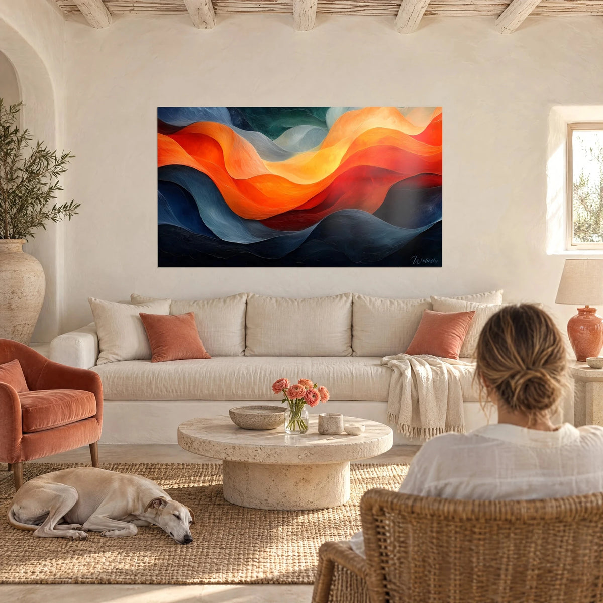 Tableau vagues de soie orange et bleu nuit, reflets dorés, face à un duo de dos, au-dessus d'un canapé dans un salon lumineux