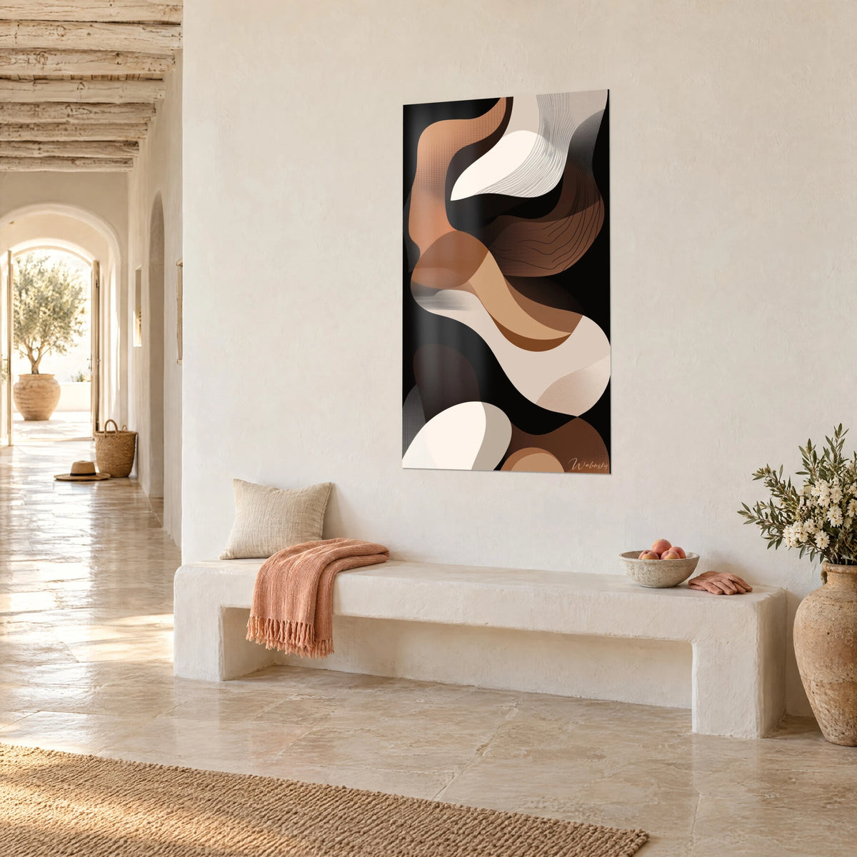 Gemälde mit abstrakten, skulptierten Wellen in Terrakotta und Creme, dreiviertel Ansicht neben einer Steinbank, mediterranes Haus