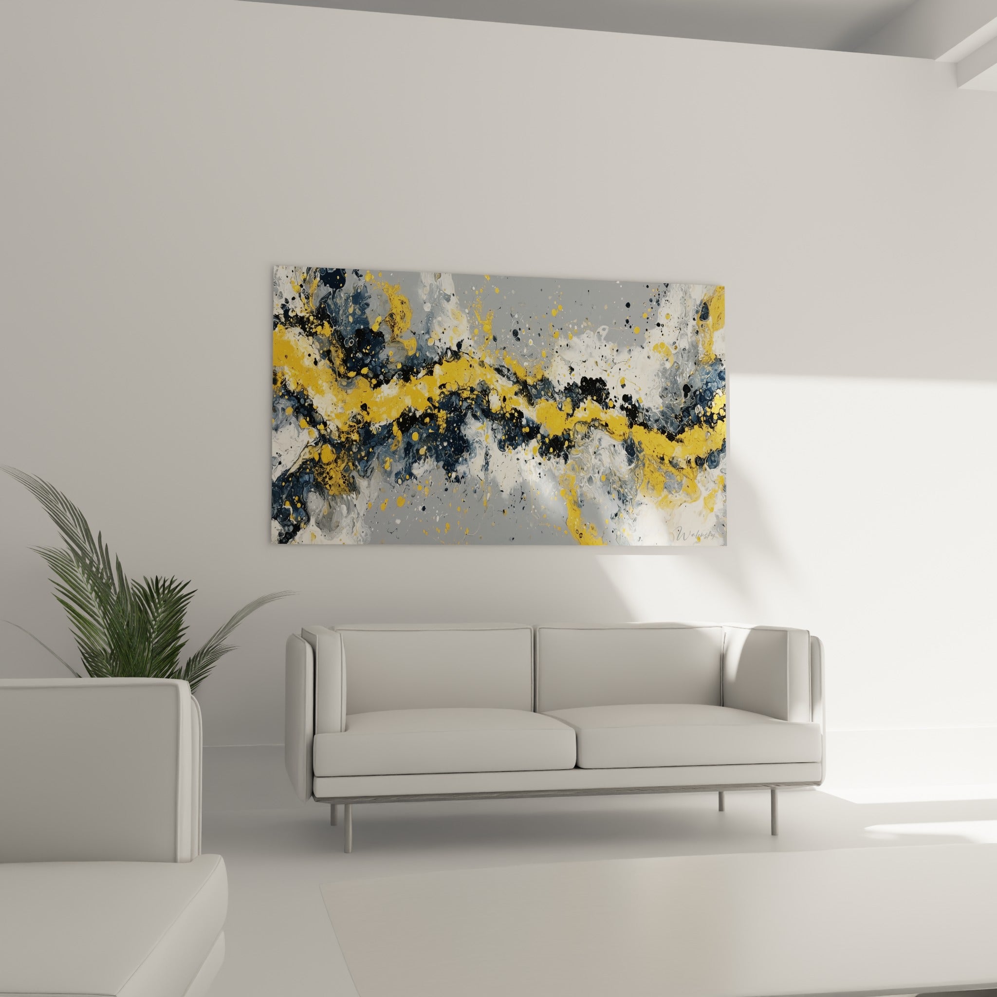 Bande dorée et taches anthracite de ce tableau abstrait au-dessus d'un canapé dans un salon lumineux