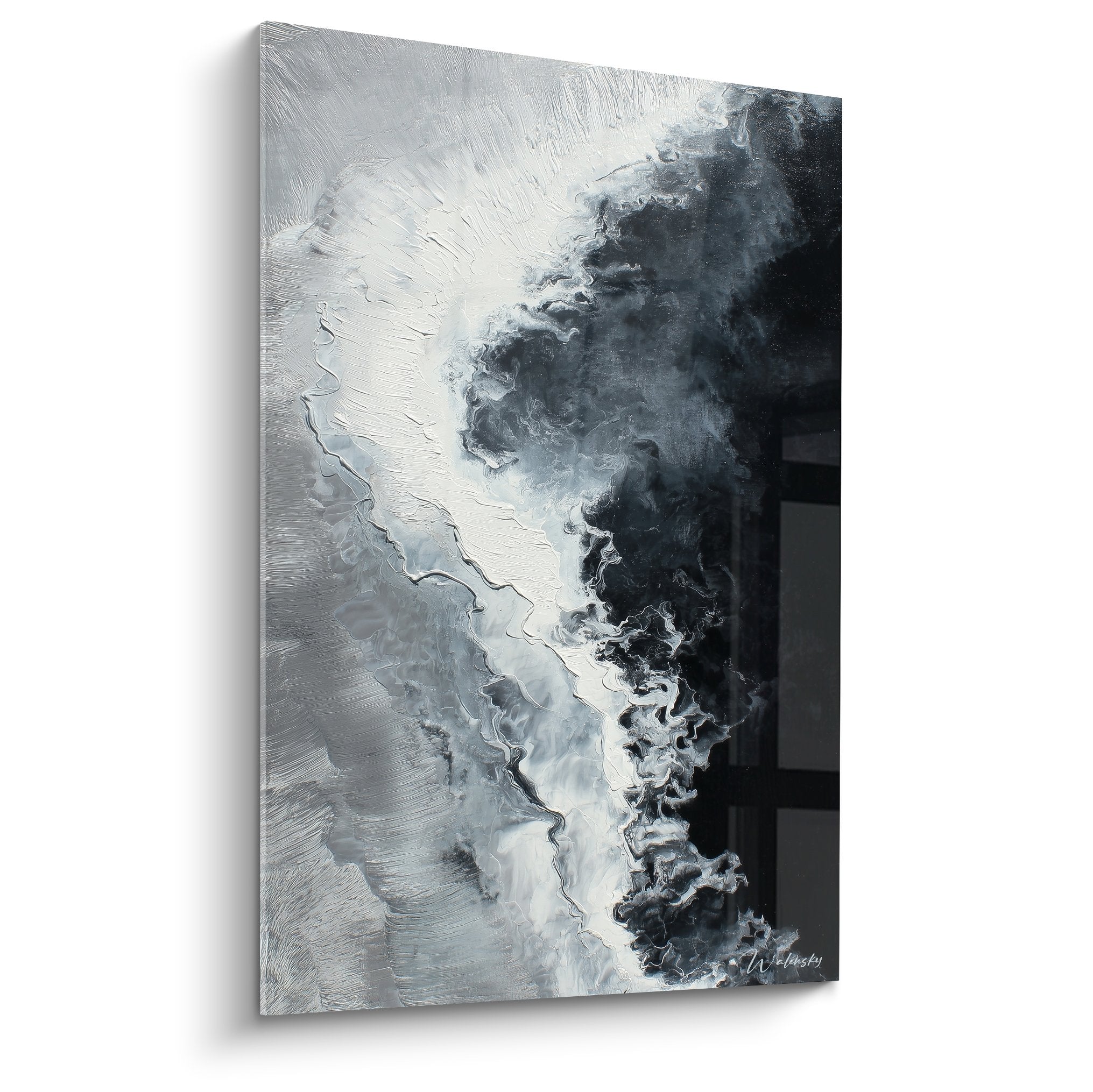 Tableau abstrait blanc et noir aux textures fluides, composition organique avec contrastes métalliques feng shui nord-ouest