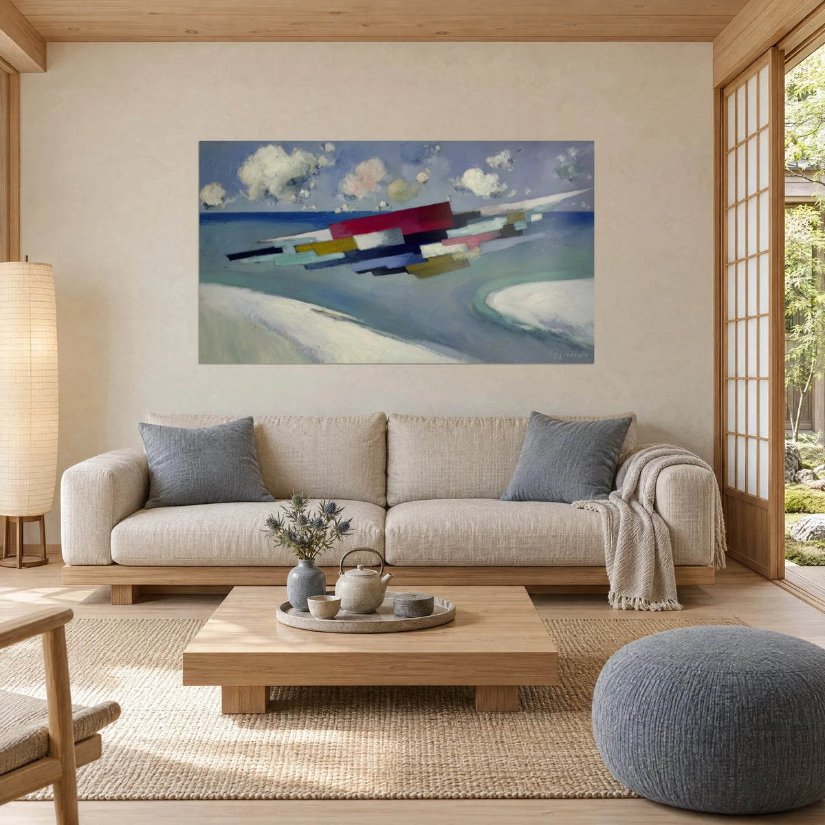 Gemälde schwebende rechteckige Blöcke über einem Ufer, Karmin- und Nachtblau, cremefarbene Wolken, über einem Sofa in einem hellen Wohnzimmer