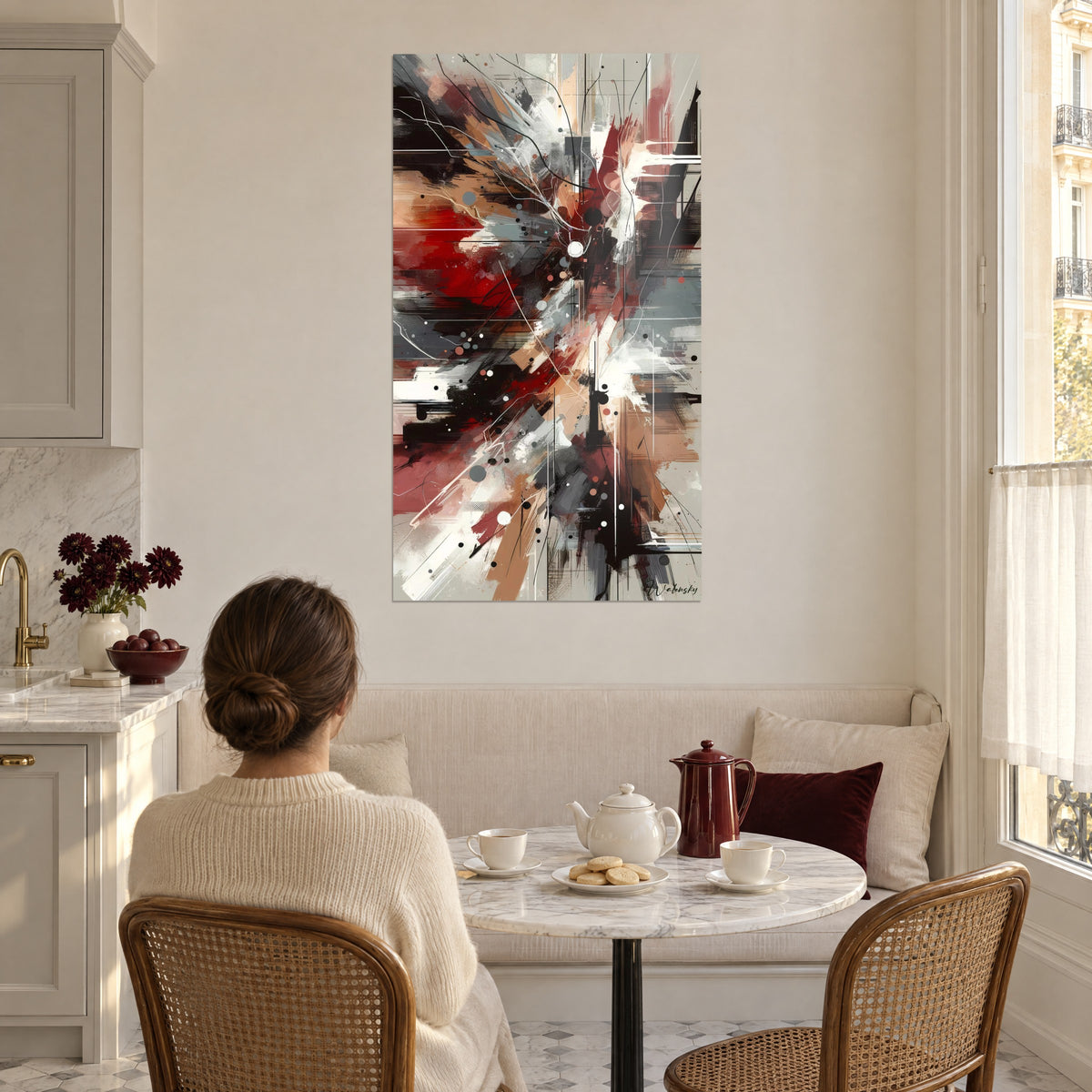 Schilderij met uitbarstingen van bordeaux, taupe en wit penseelwerk, een vrouw van achteren die thee drinkt in een Parijse keuken
