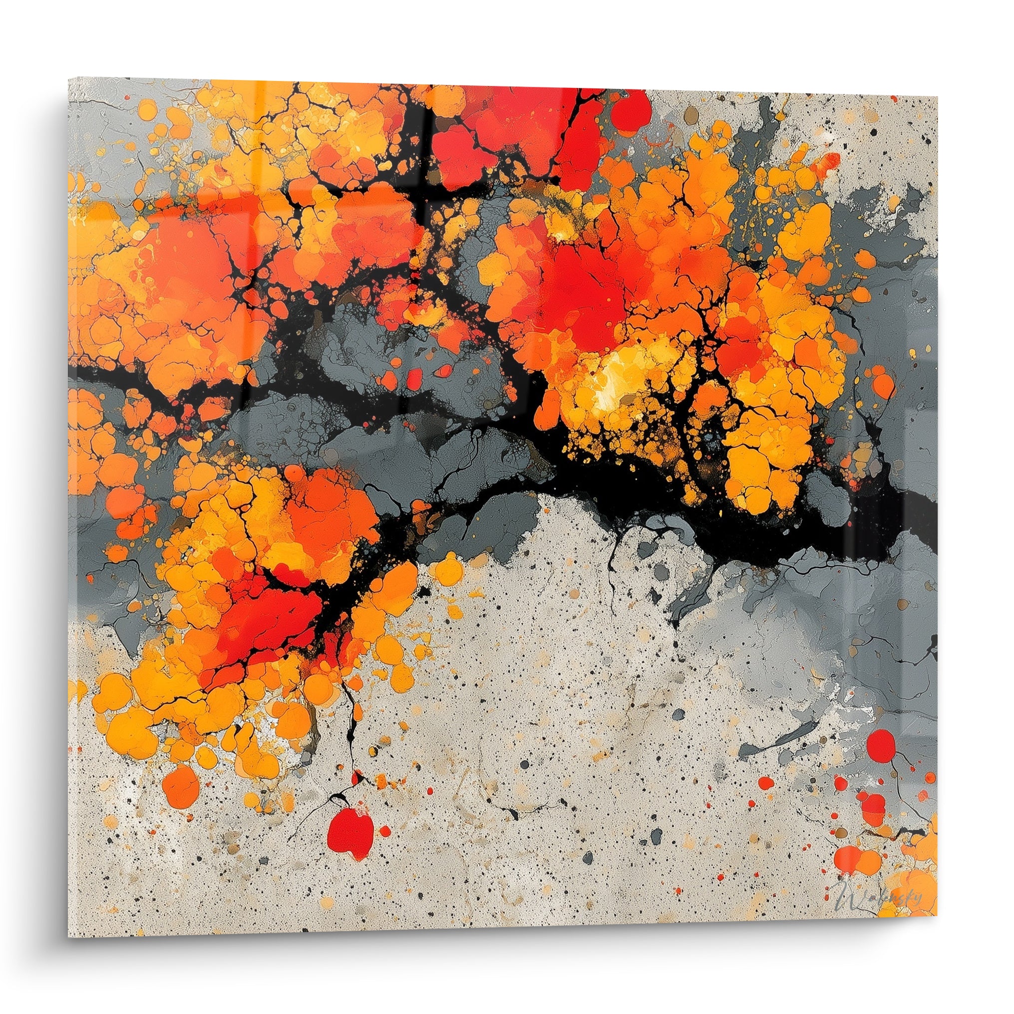 Branche noire ramifiée éclate en fleurs orange et rouge sur fond gris texturé abstrait