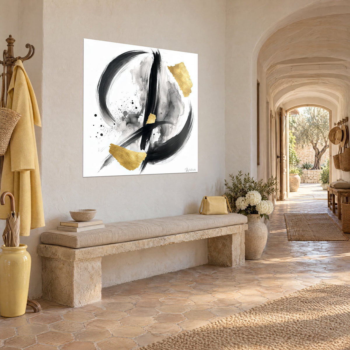 Schilderij met een zwarte inktcirkel doorkruist door een verticale lijn, gouden flintertjes en grijze nevel, beige gepleisterde muur, gewelfde gang van een masseria