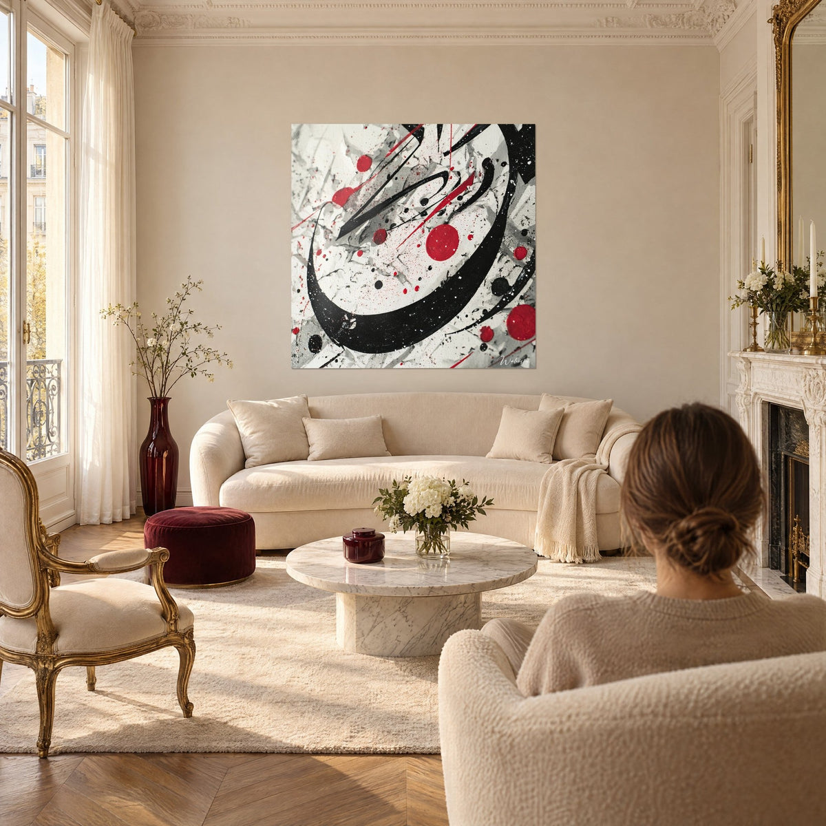 Tableau calligraphie abstraite, grand arc noir et ronds rouge vif sur fond blanc éclaboussé, au-dessus d'un canapé dans un salon lumineux