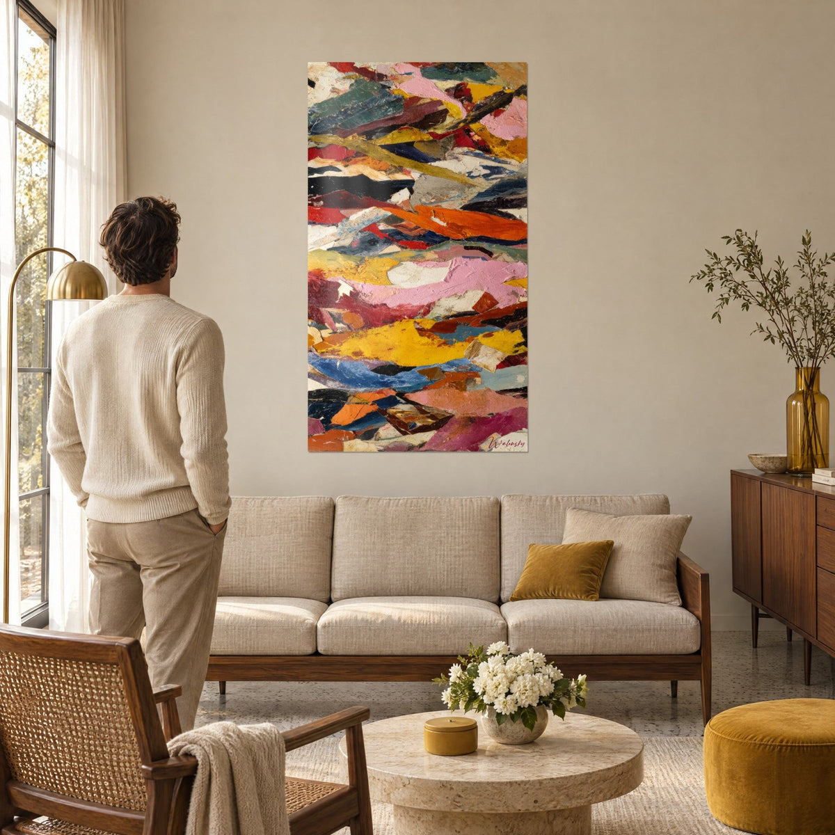 Tableau mosaïque expressionniste aux éclats rose poudré et jaune moutarde, homme de dos, au-dessus d'un canapé dans un salon lumineux