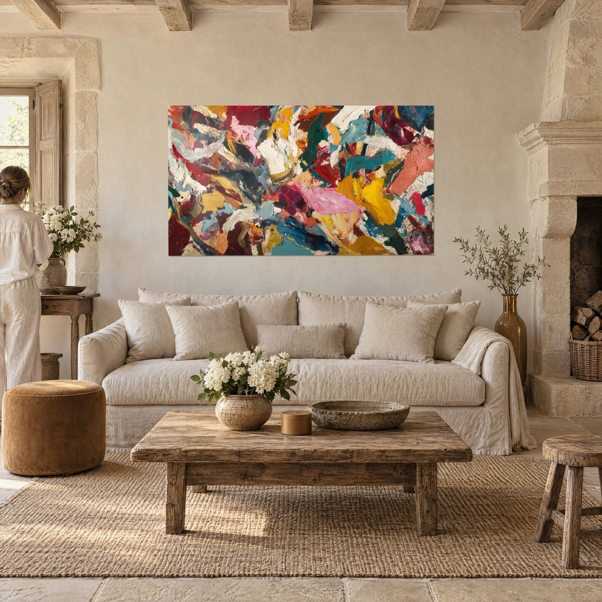 Gemälde abstraktes Bild mit dicken Pinselstrichen in Karminrot und Senfgelb, Akzente in Rosa und Entenblau, über einem Sofa in einem hellen Wohnzimmer