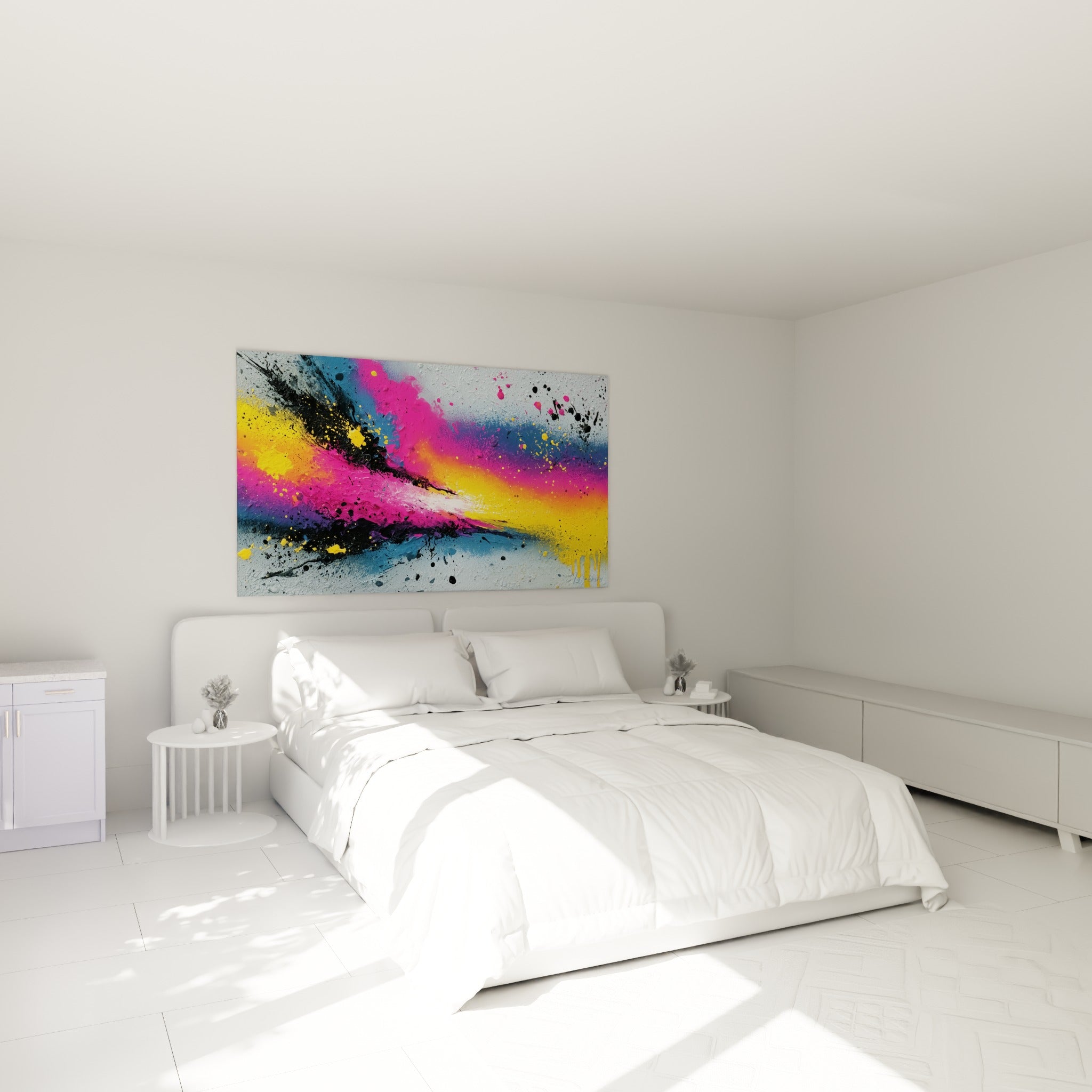 Éclat de rose et jaune abstrait au-dessus d'un lit dans une chambre claire