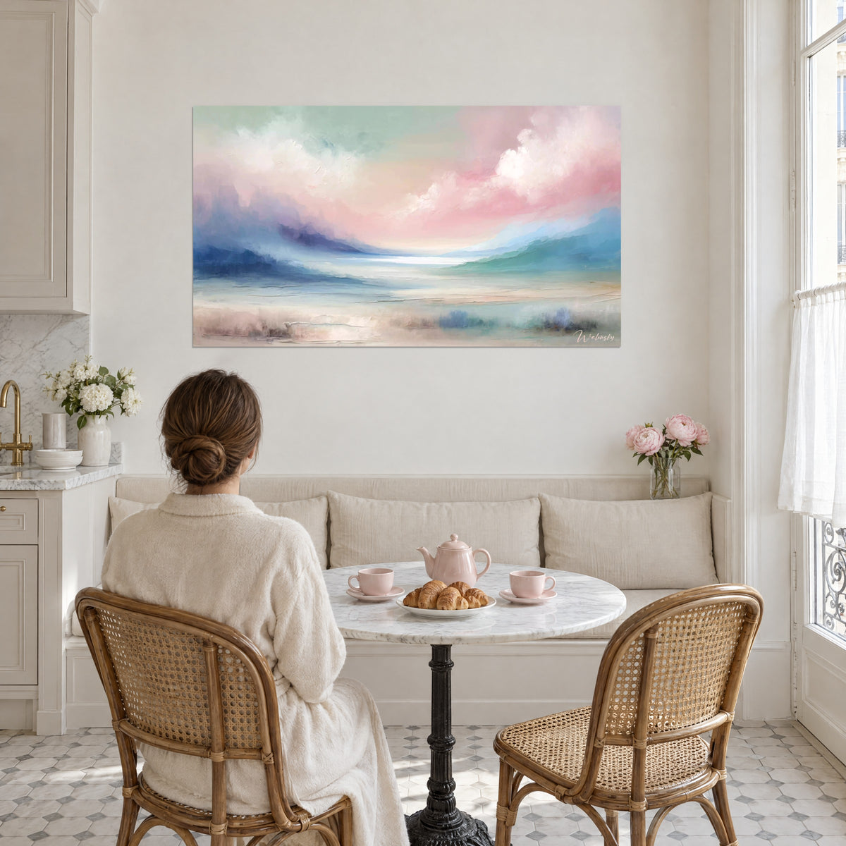 Cuadro cielo de amanecer rosa y lila sobre un mar liso azul turquesa, mujer de espaldas en una mesa redonda, cocina de estilo haussmanniano