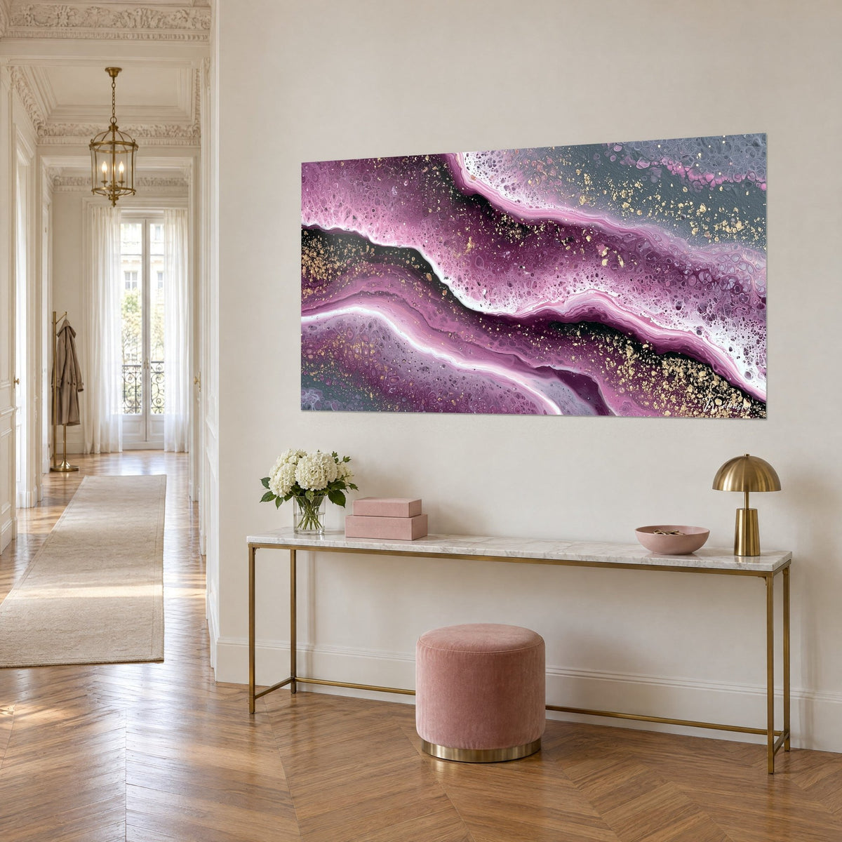 Tableau faille précieuse aux strates mauves, filet blanc nacré et éclats d'or sur fond gris, au-dessus d'une console dorée