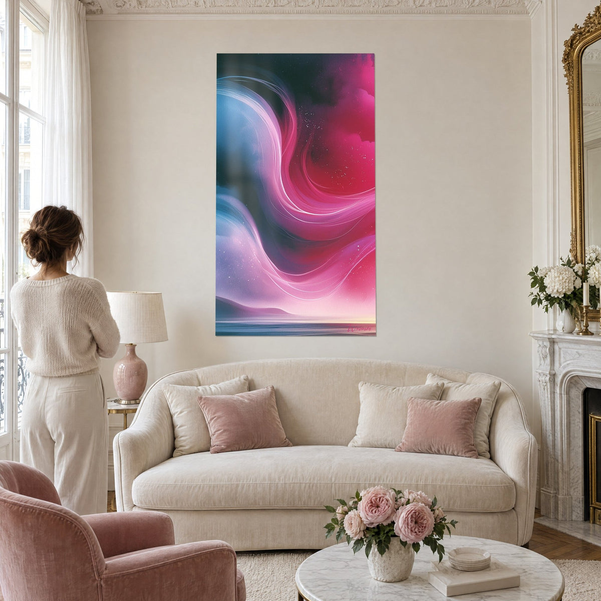 Tableau volute lumineuse rose fuchsia et bleu nuit aux filaments étoilés, une femme de dos, au-dessus d'un canapé dans un salon lumineux