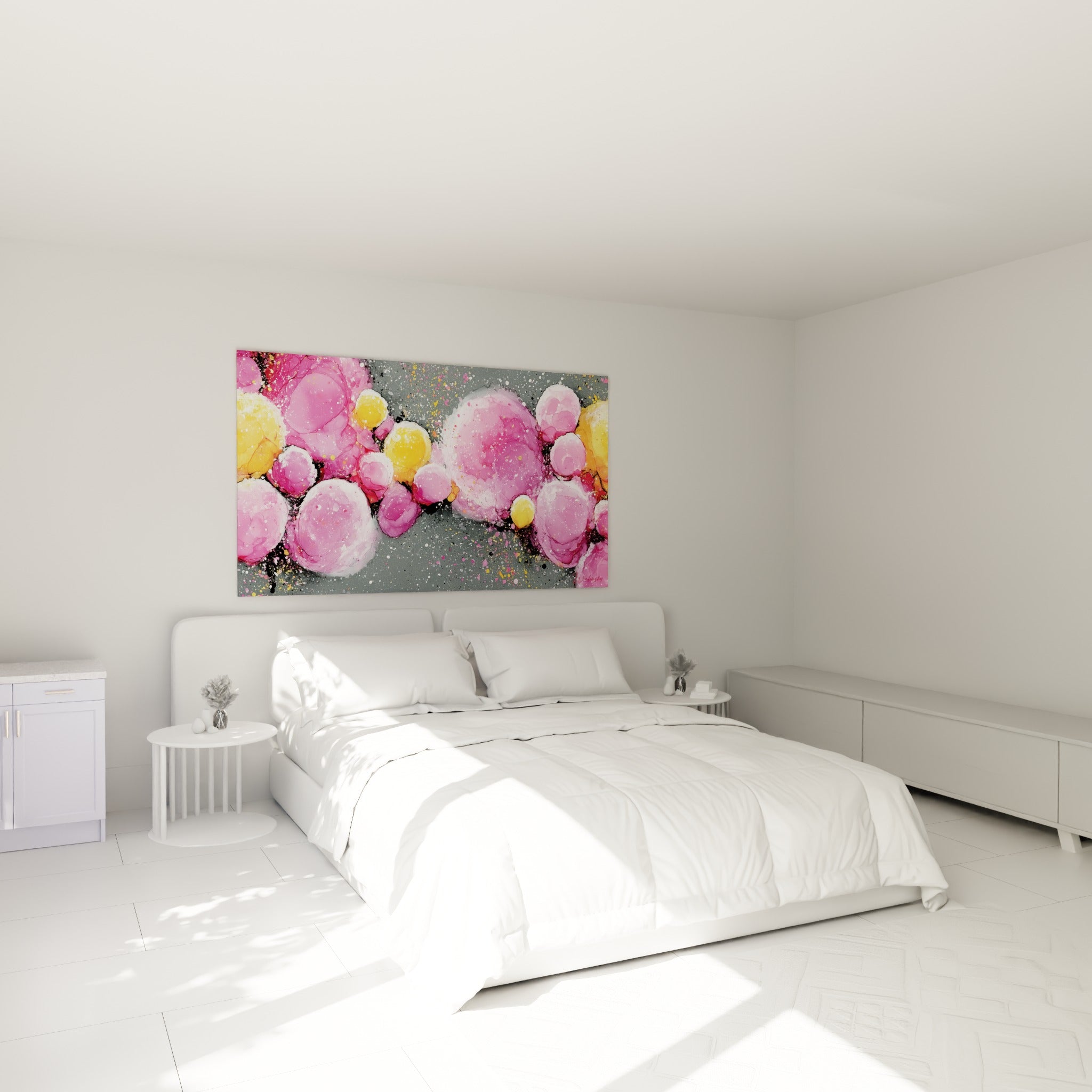 Bulles roses poudrées et jaune safran, composition abstraite, au-dessus d'un lit dans une chambre claire