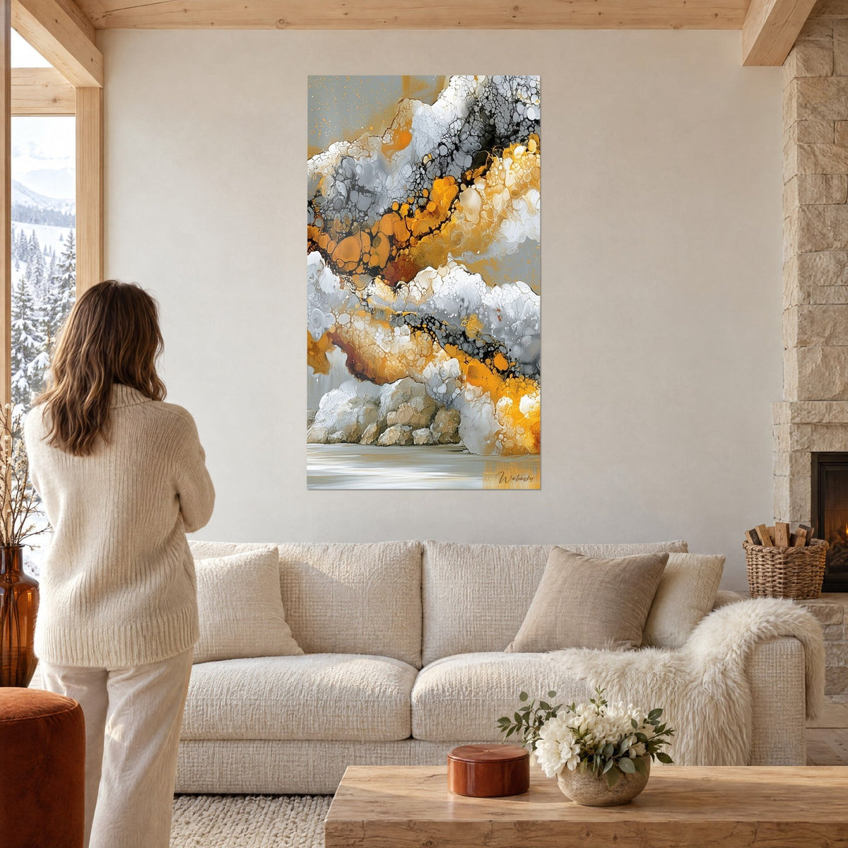 Tableau coulées cellulaires ambre et gris anthracite, écume blanche et ocre, femme de dos au-dessus d'un canapé dans un salon lumineux