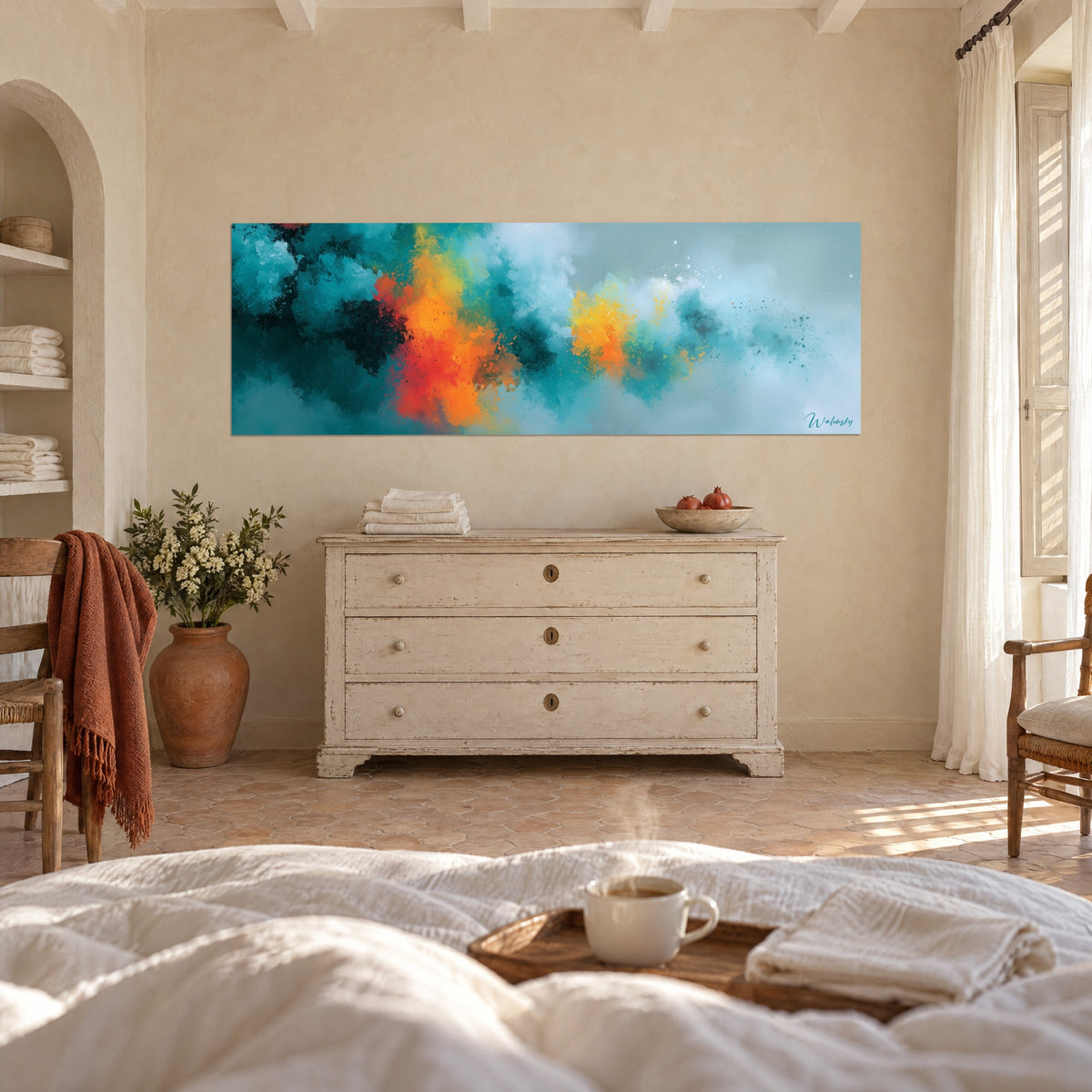 Schilderij onderwatergloed in oranje, rode en turquoise krullen, gletsjerblauwe achtergrond, boven een bed in een lichte slaapkamer